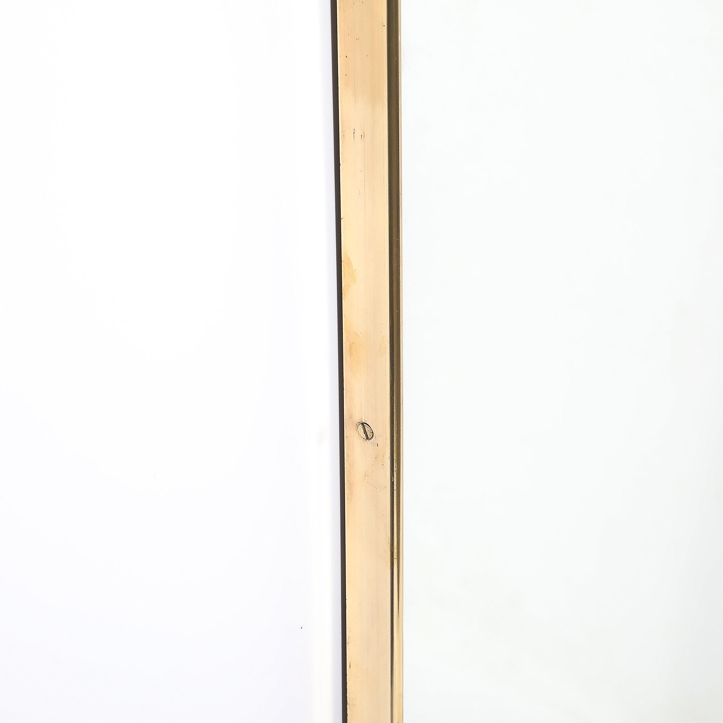 Mid-Century Modernist Messing Wrapped Spiegel w / Curvilinear Tapered Form (Italienisch) im Angebot