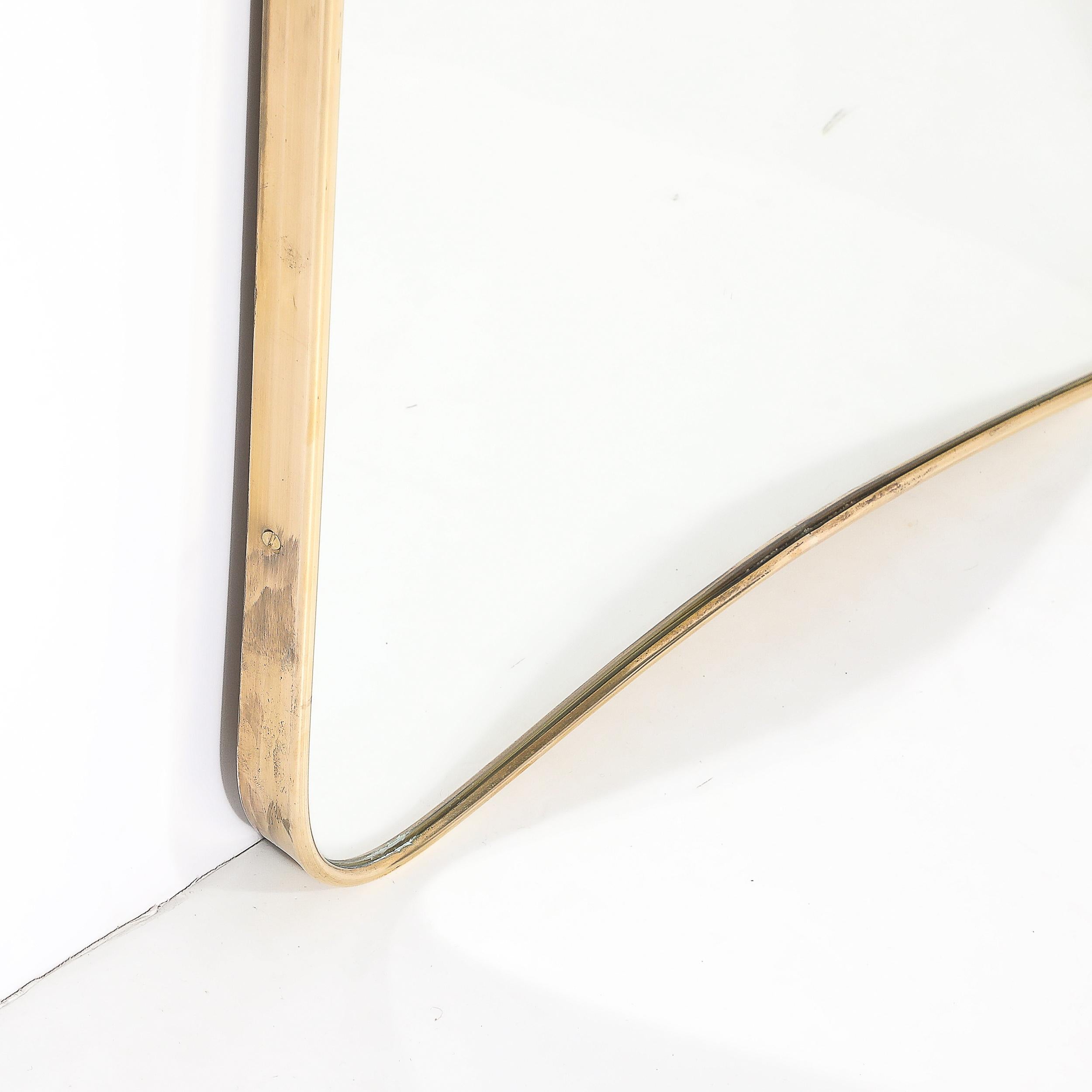 Mid-Century Modernist Messing Wrapped Spiegel w / Curvilinear Tapered Form im Zustand „Hervorragend“ im Angebot in New York, NY