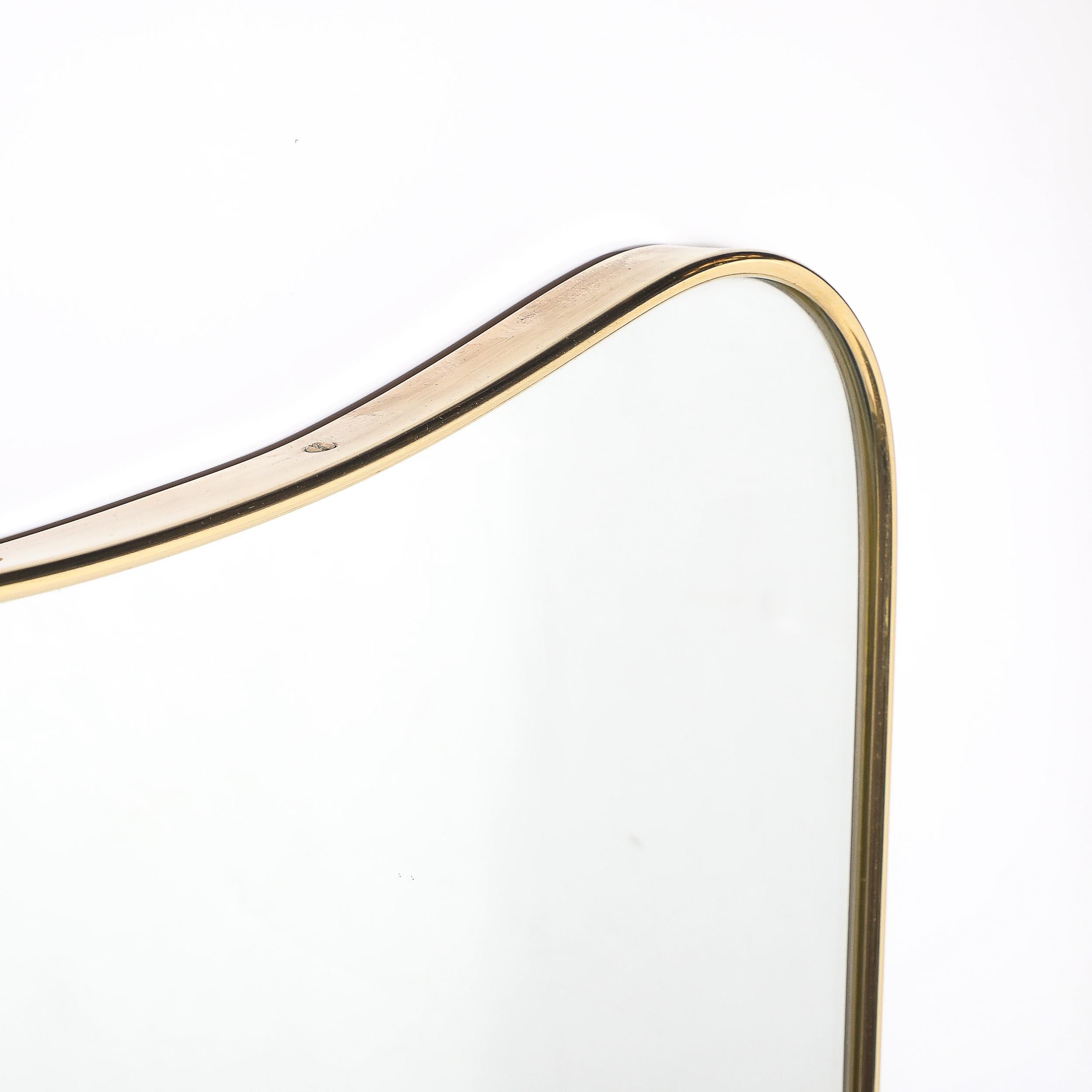 Mid-Century Modernist Messing Wrapped Spiegel w / Curvilinear Tapered Form (Mitte des 20. Jahrhunderts) im Angebot