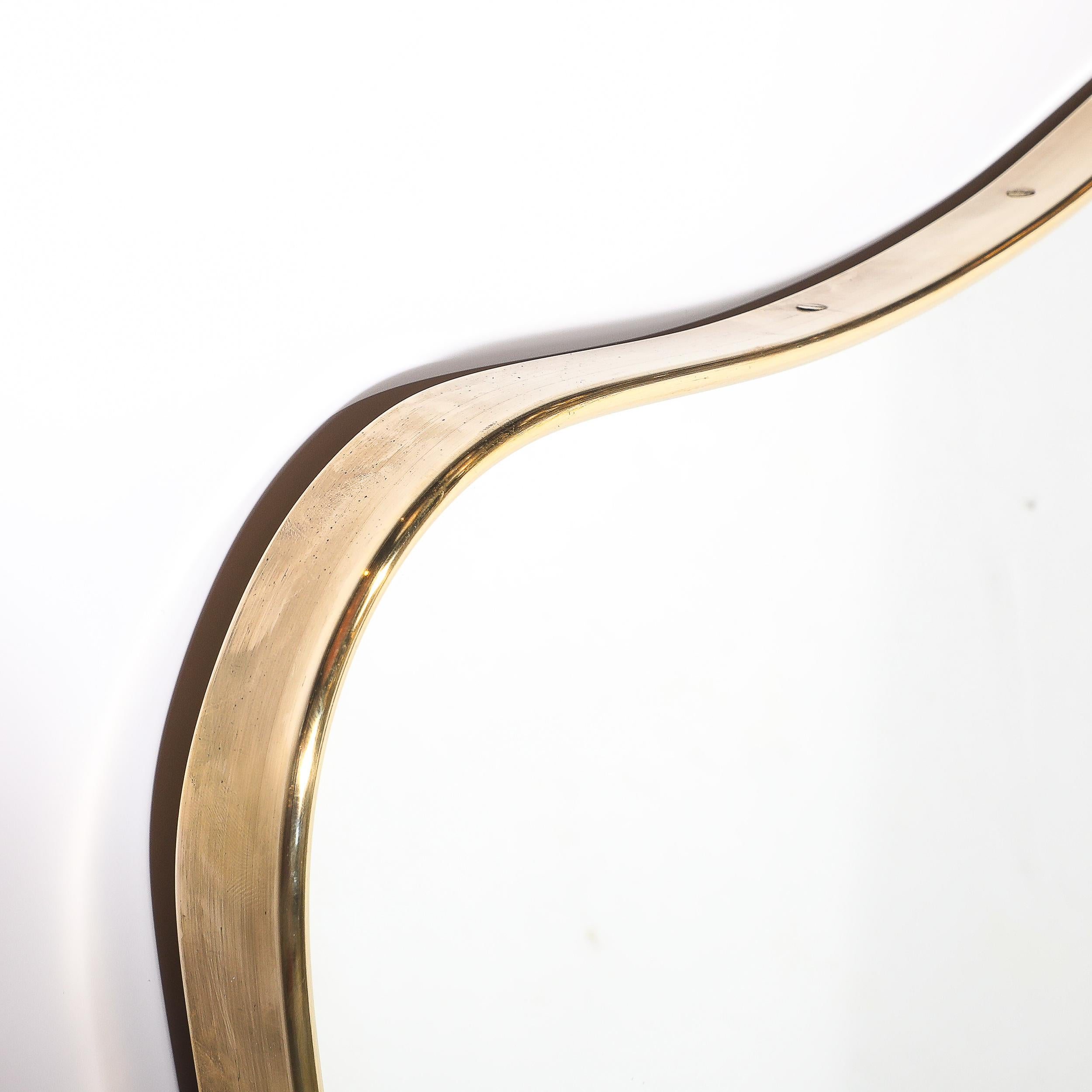 Mid-Century Modernist Messing Wrapped Spiegel w / Curvilinear Tapered Form im Angebot 1