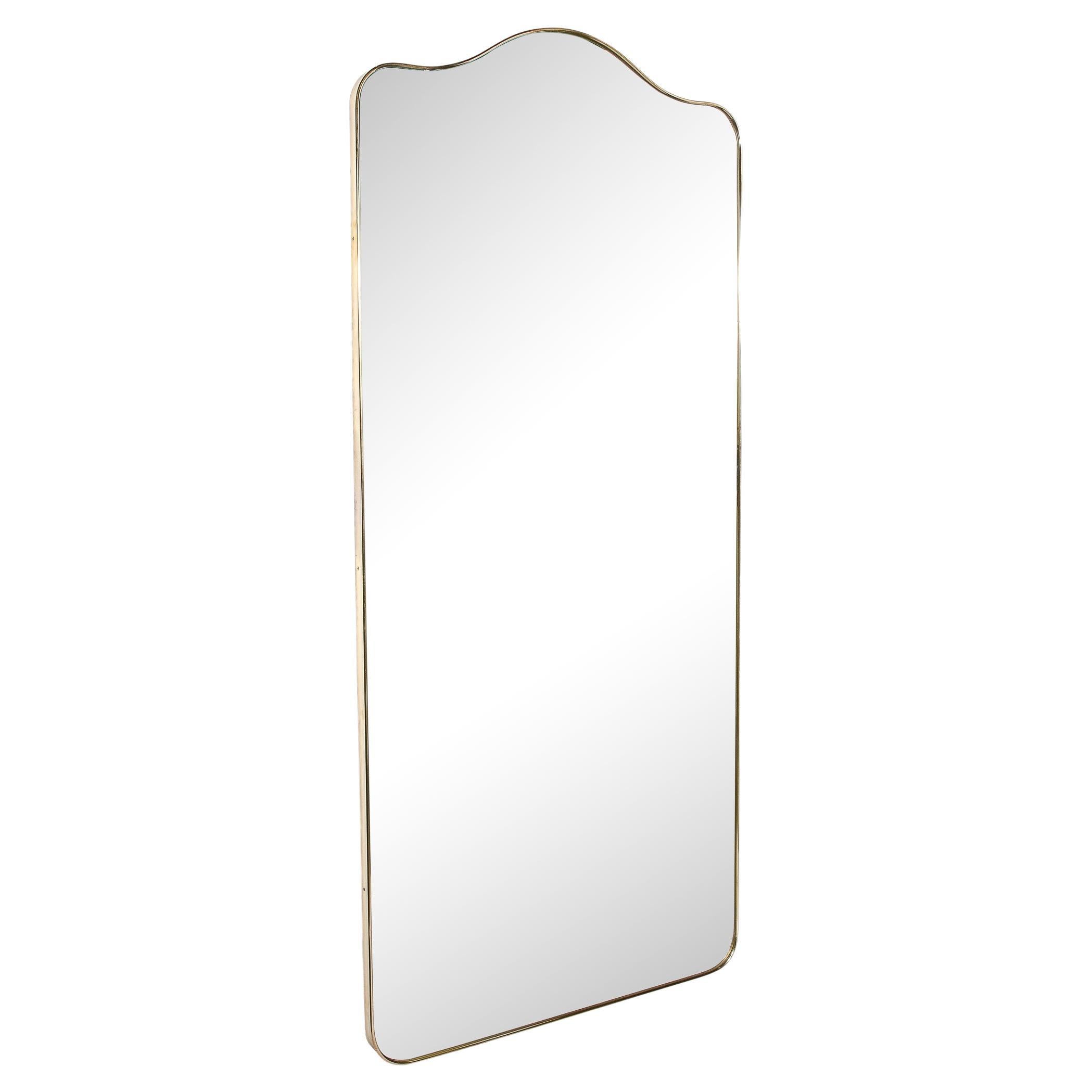 Miroir moderniste du milieu du siècle dernier enveloppé de laiton avec motif d'arc arrondi 