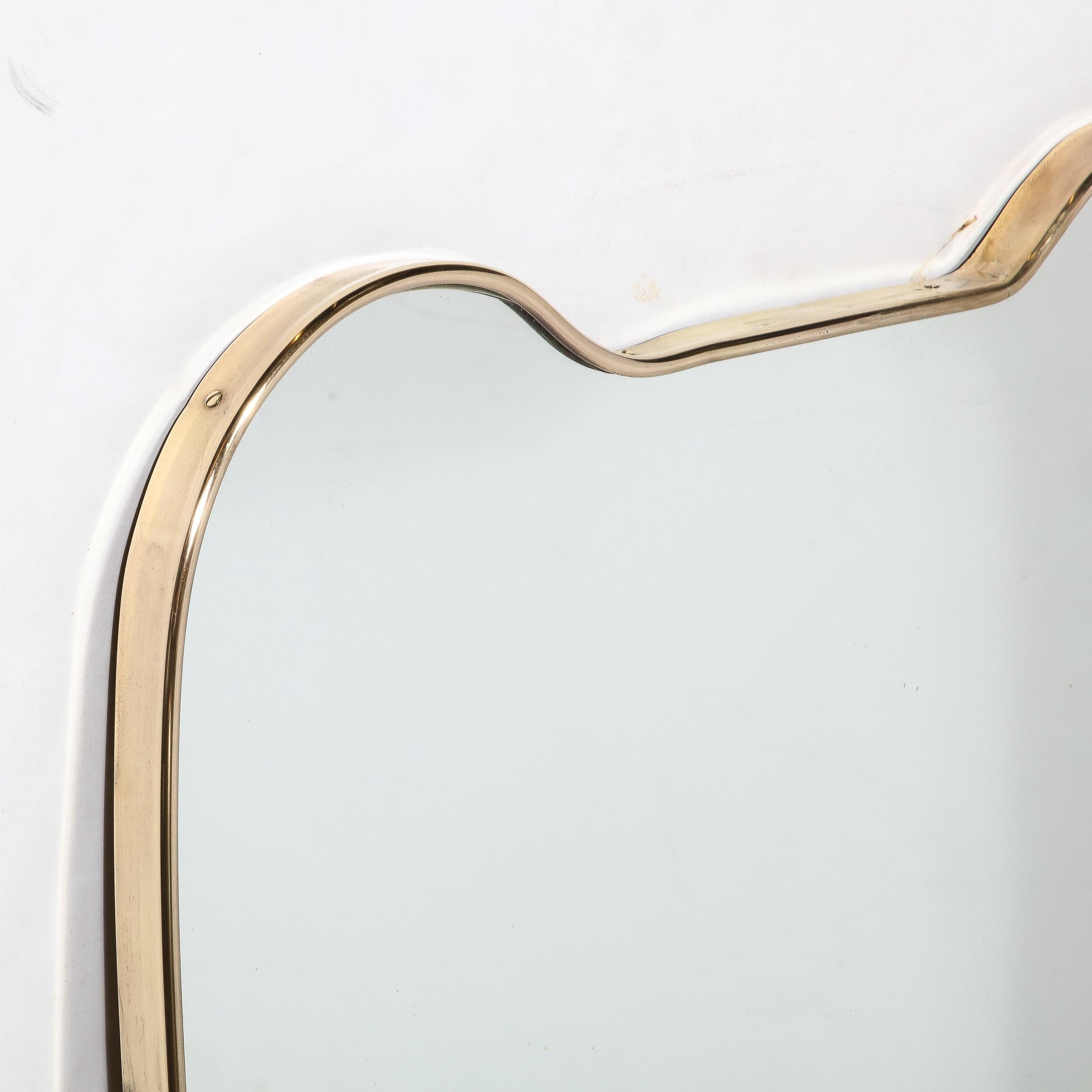 Milieu du XXe siècle Miroir de forme bouclier en laiton, modernité du milieu du siècle en vente