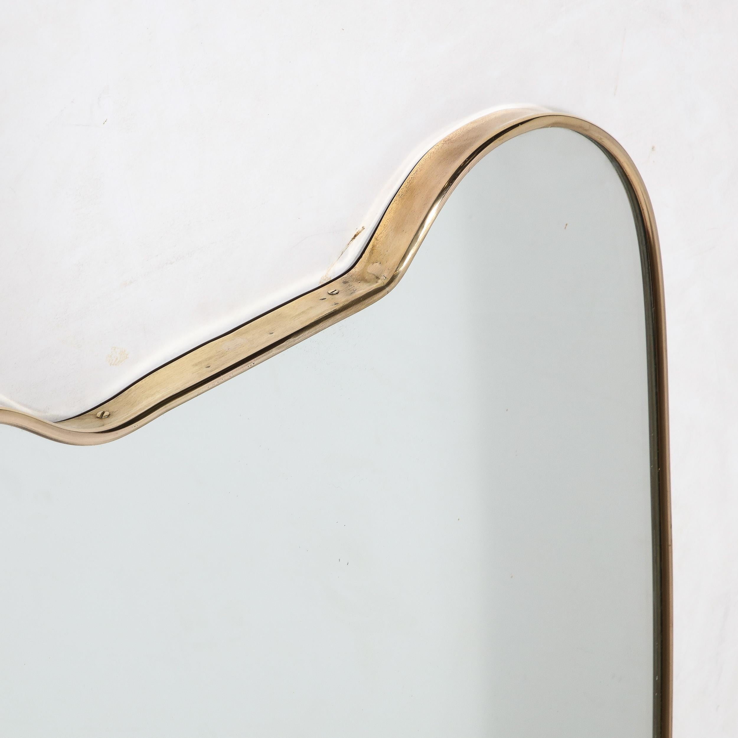 Laiton Miroir de forme bouclier en laiton, modernité du milieu du siècle en vente