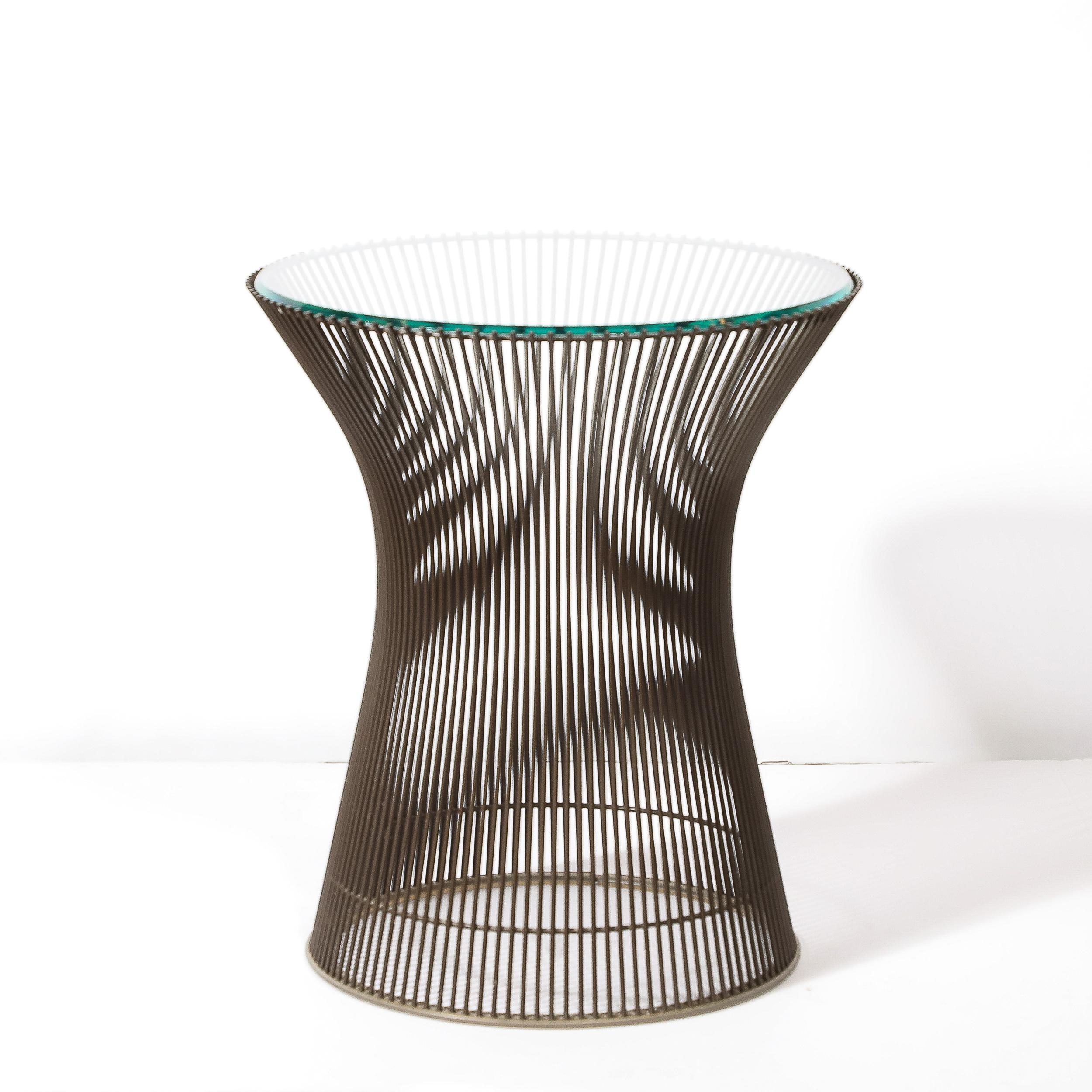 Dieser zurückhaltende und durchdachte Beistelltisch aus Bronze im Stil der Jahrhundertmitte von Warren Platner stammt aus den Vereinigten Staaten, CIRCA 1960. Er besteht aus zahlreichen parallelen Bronzestäben, die sich vom Sockel aus nach oben und