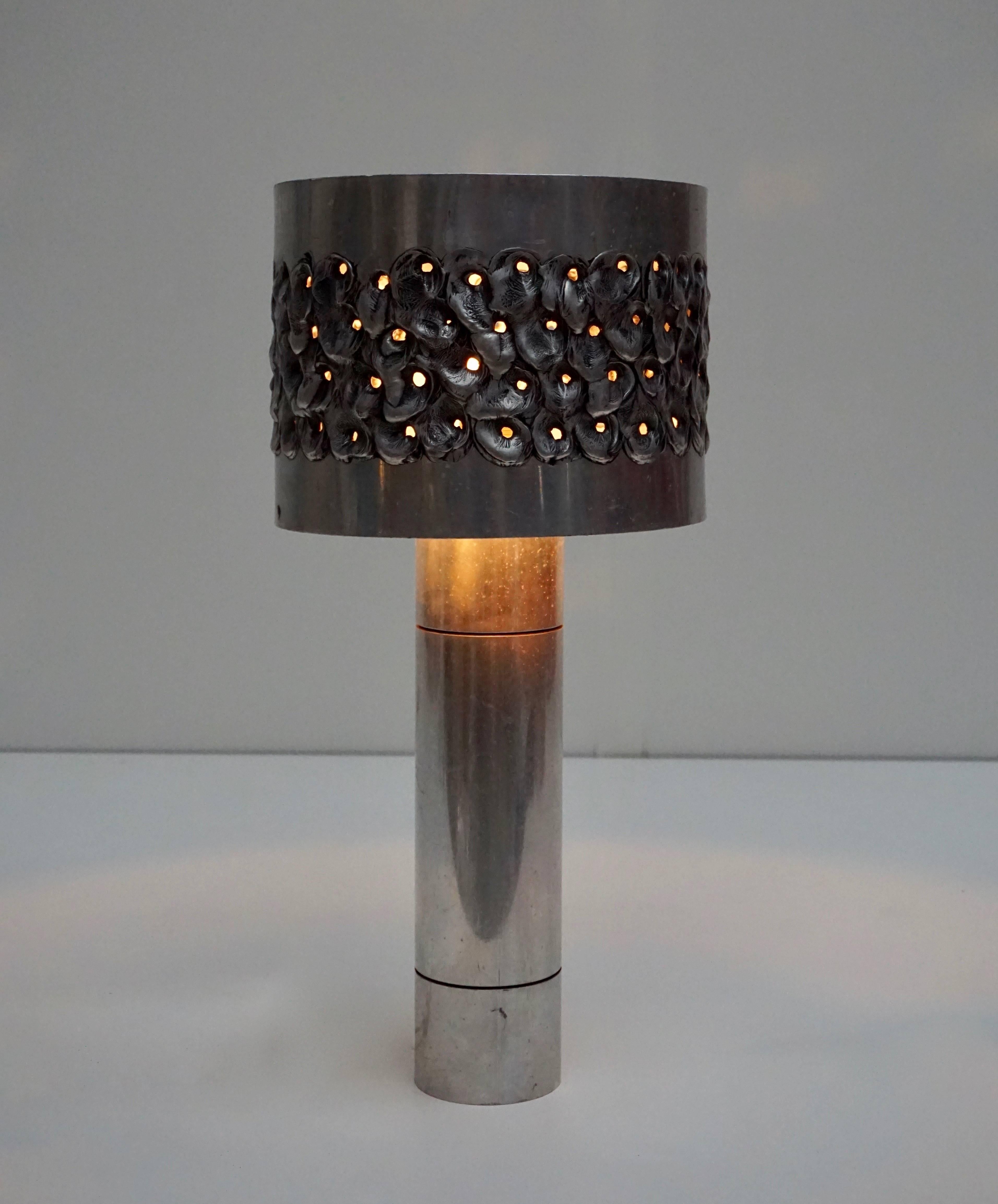 Lampe de table brutaliste de style moderne du milieu du siècle.
Mesures : Hauteur 54 cm.
Diamètre 26 cm.