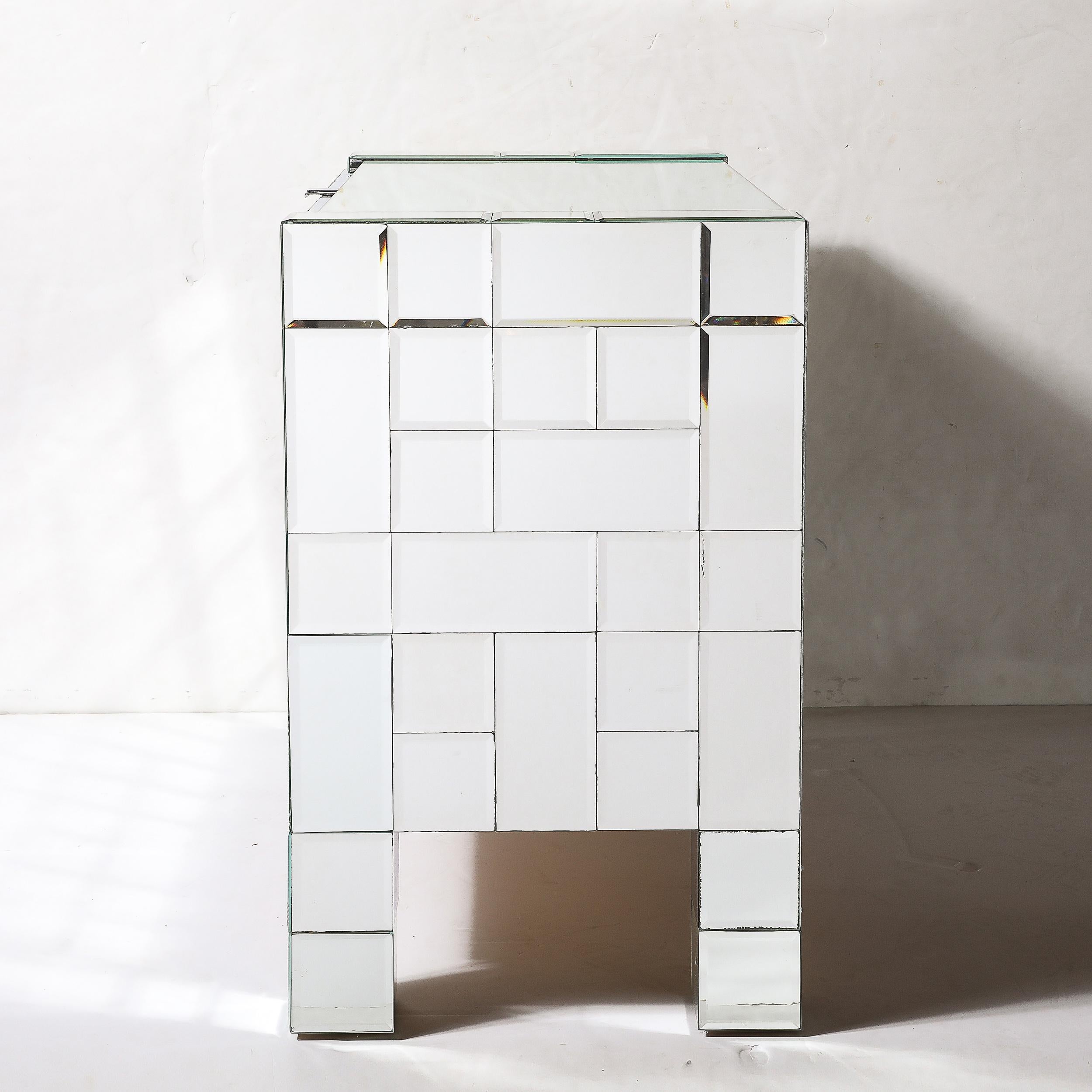 Armadietto modernista di metà secolo con pannelli a specchio tessellati e smussati in vendita 6