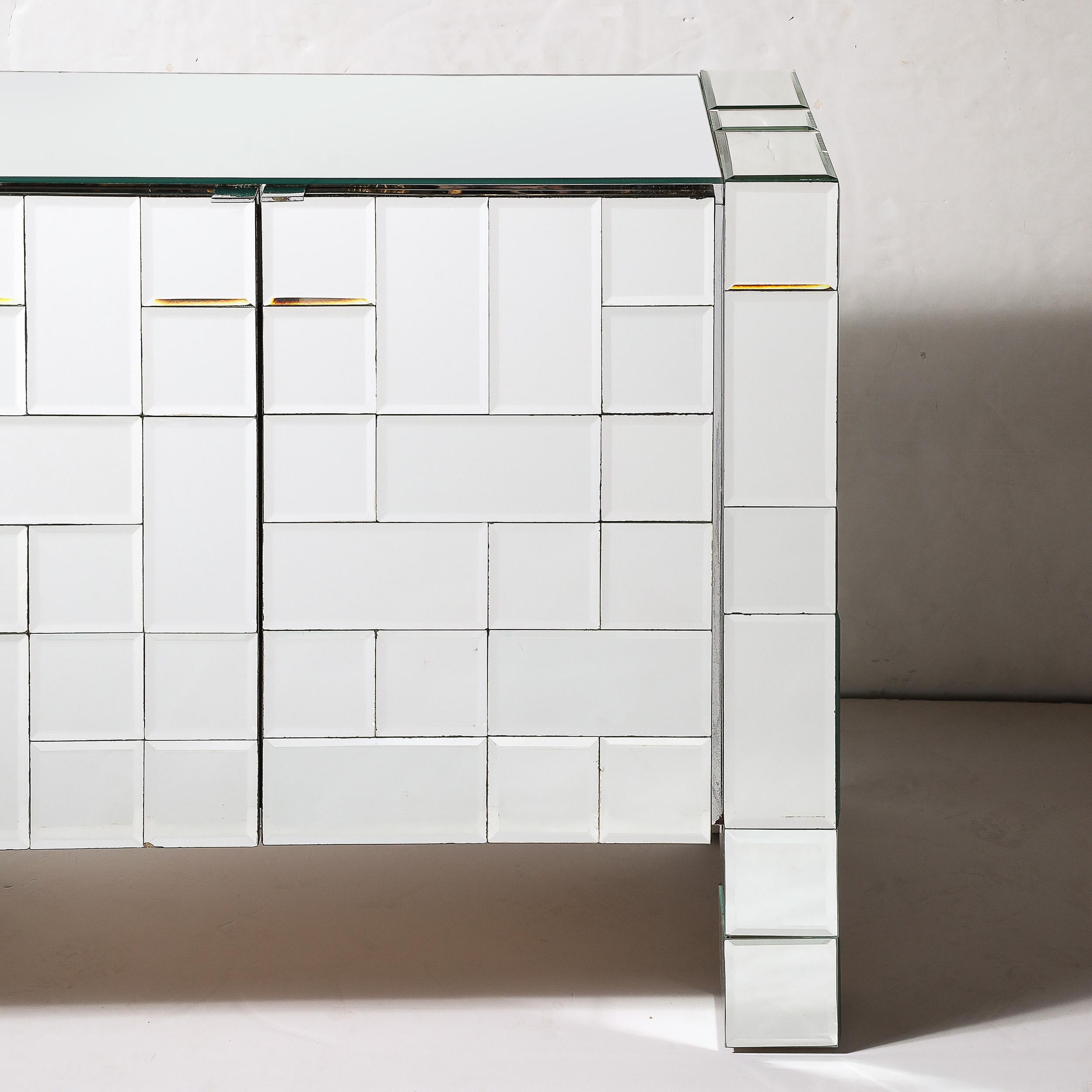 Fine XX secolo Armadietto modernista di metà secolo con pannelli a specchio tessellati e smussati in vendita