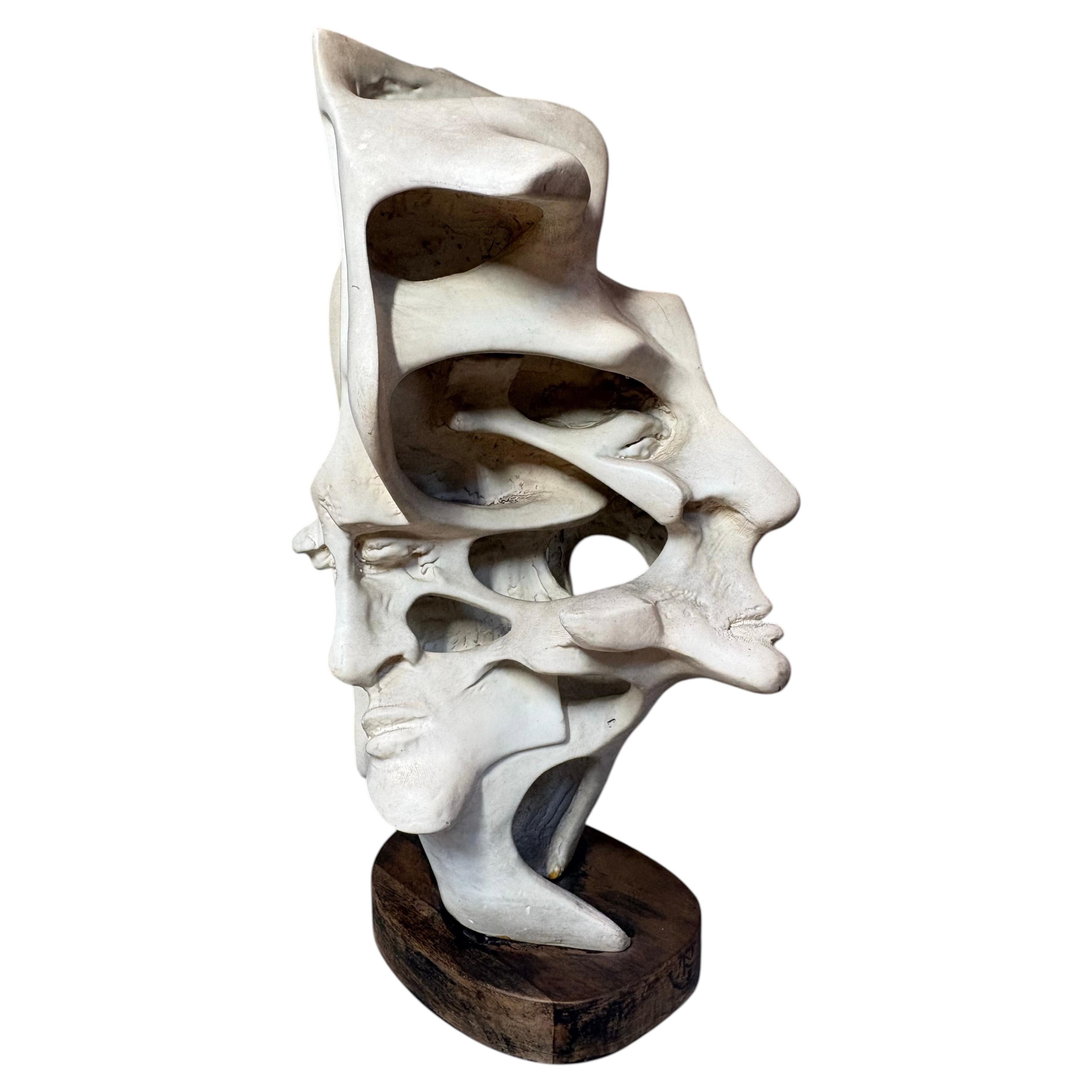 Scultura in ceramica in stile modernista della metà del secolo con volti astratti, anni '60 circa