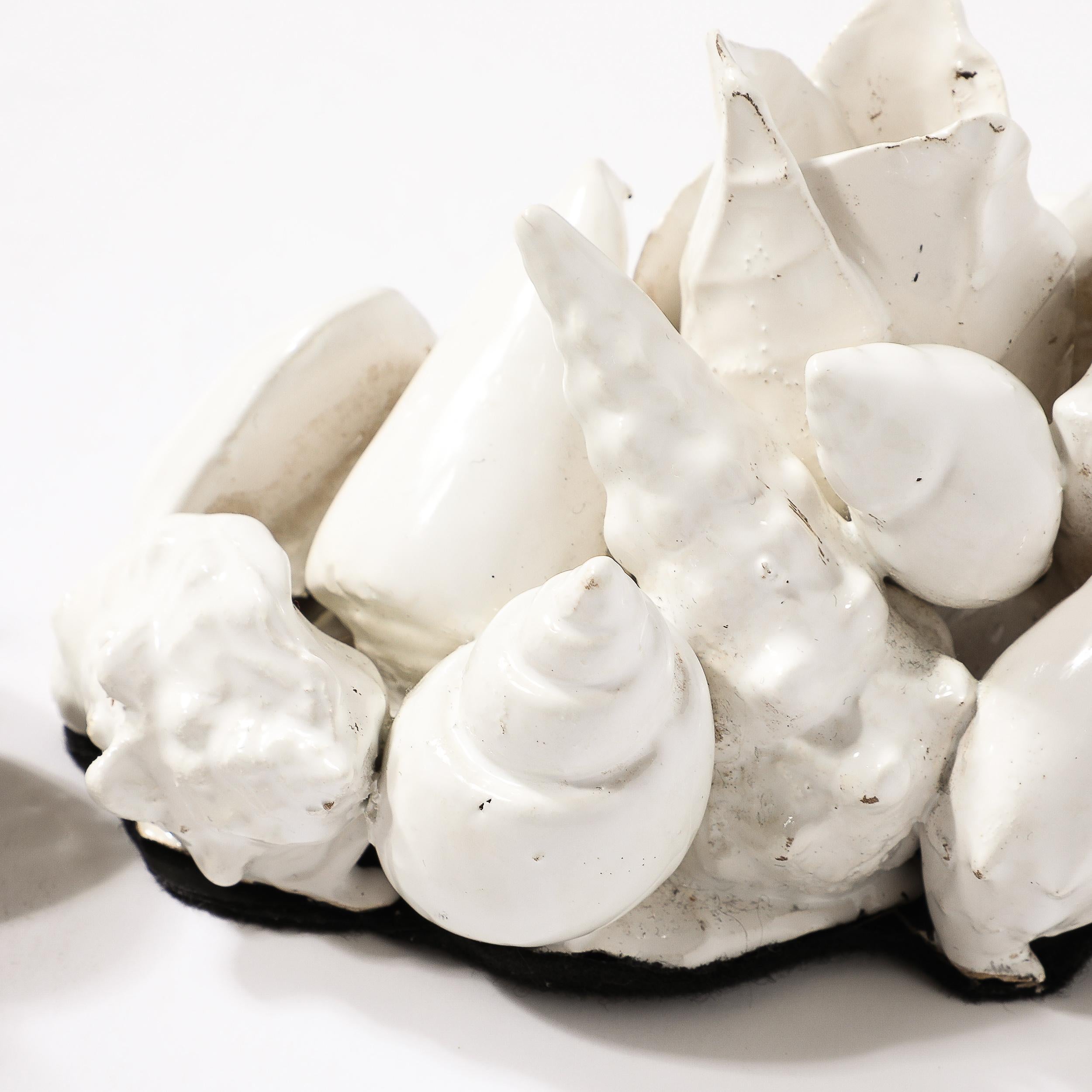 Bougeoirs en céramique de style moderniste du milieu du siècle en forme de coquillage en vente 3