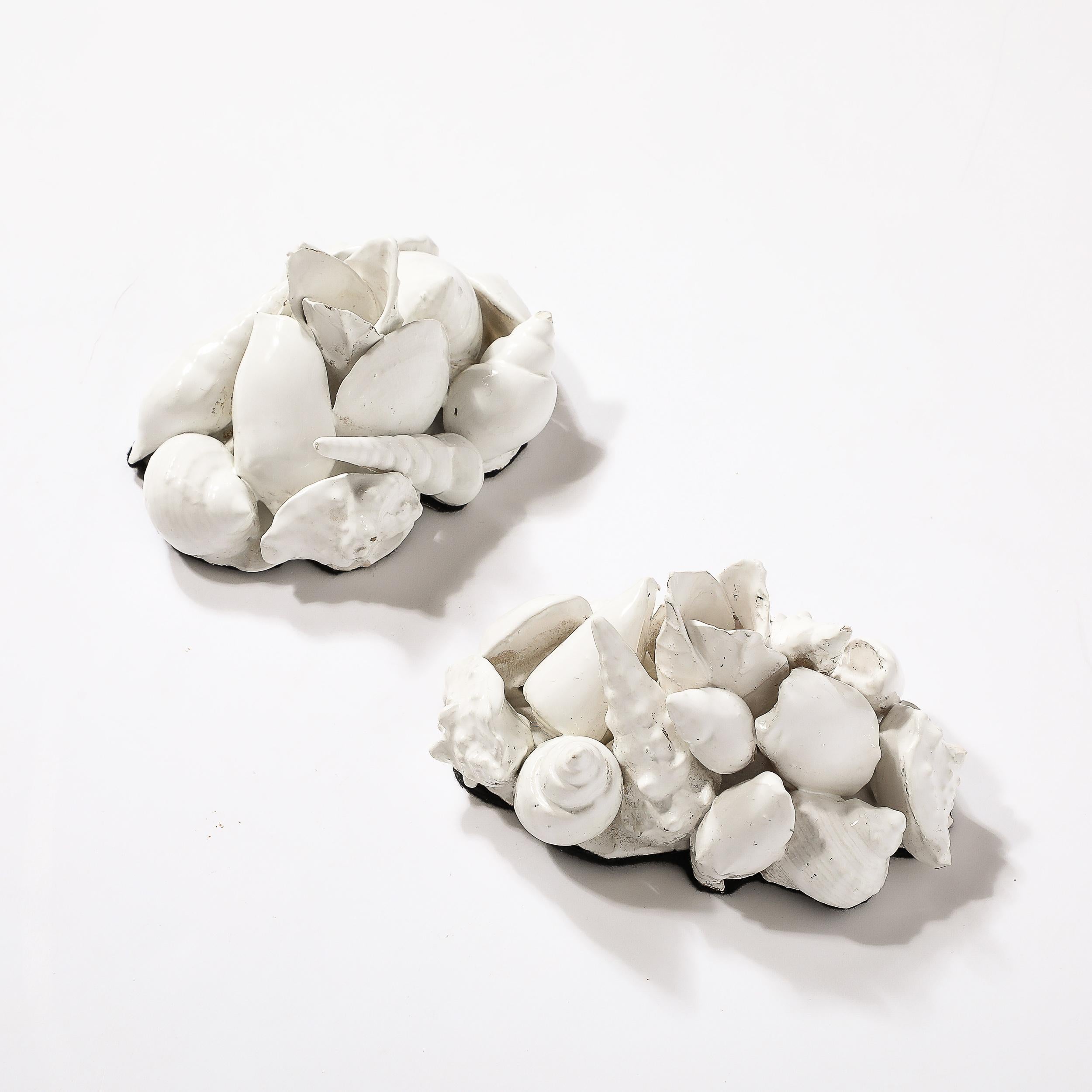 Vernissé Bougeoirs en céramique de style moderniste du milieu du siècle en forme de coquillage en vente