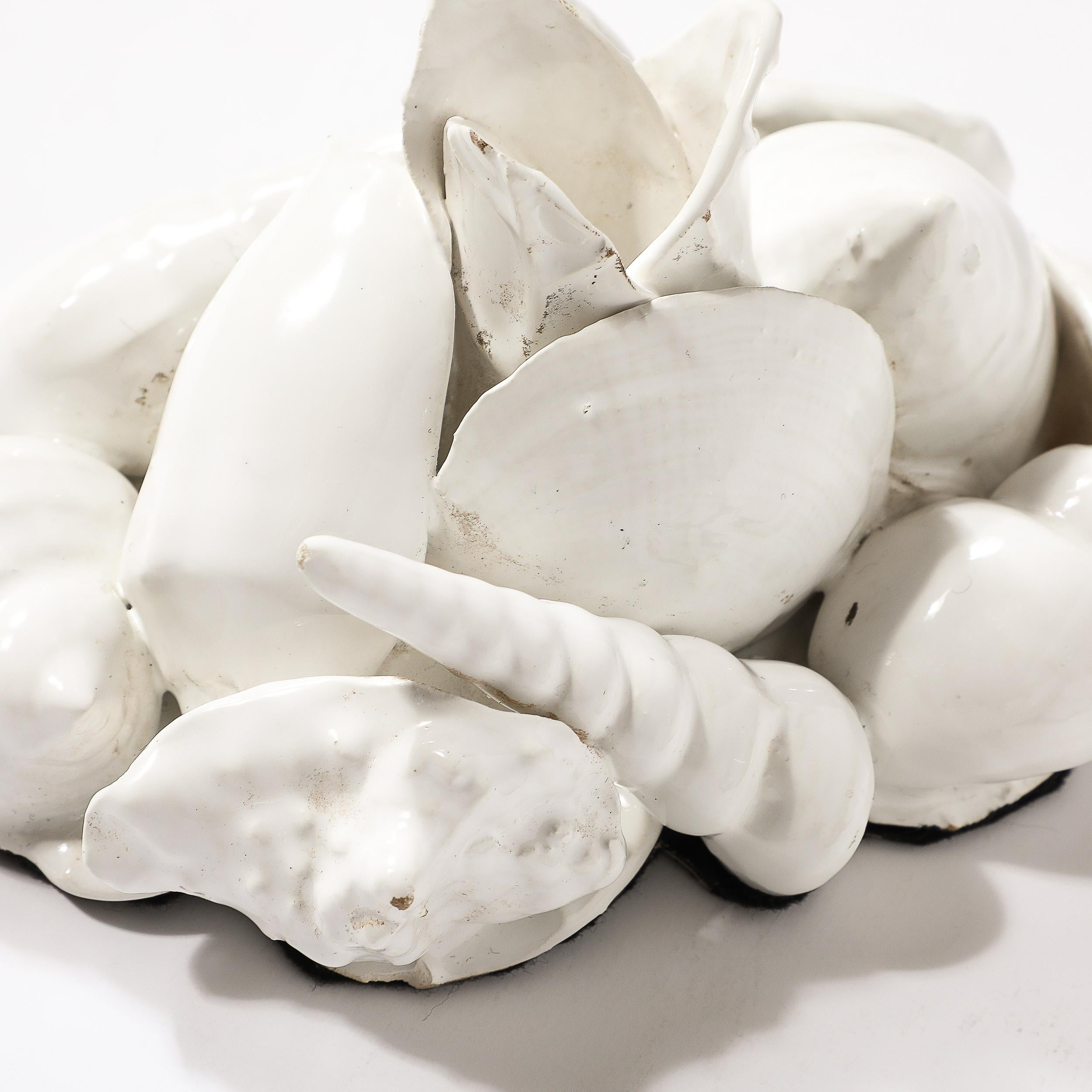 20ième siècle Bougeoirs en céramique de style moderniste du milieu du siècle en forme de coquillage en vente