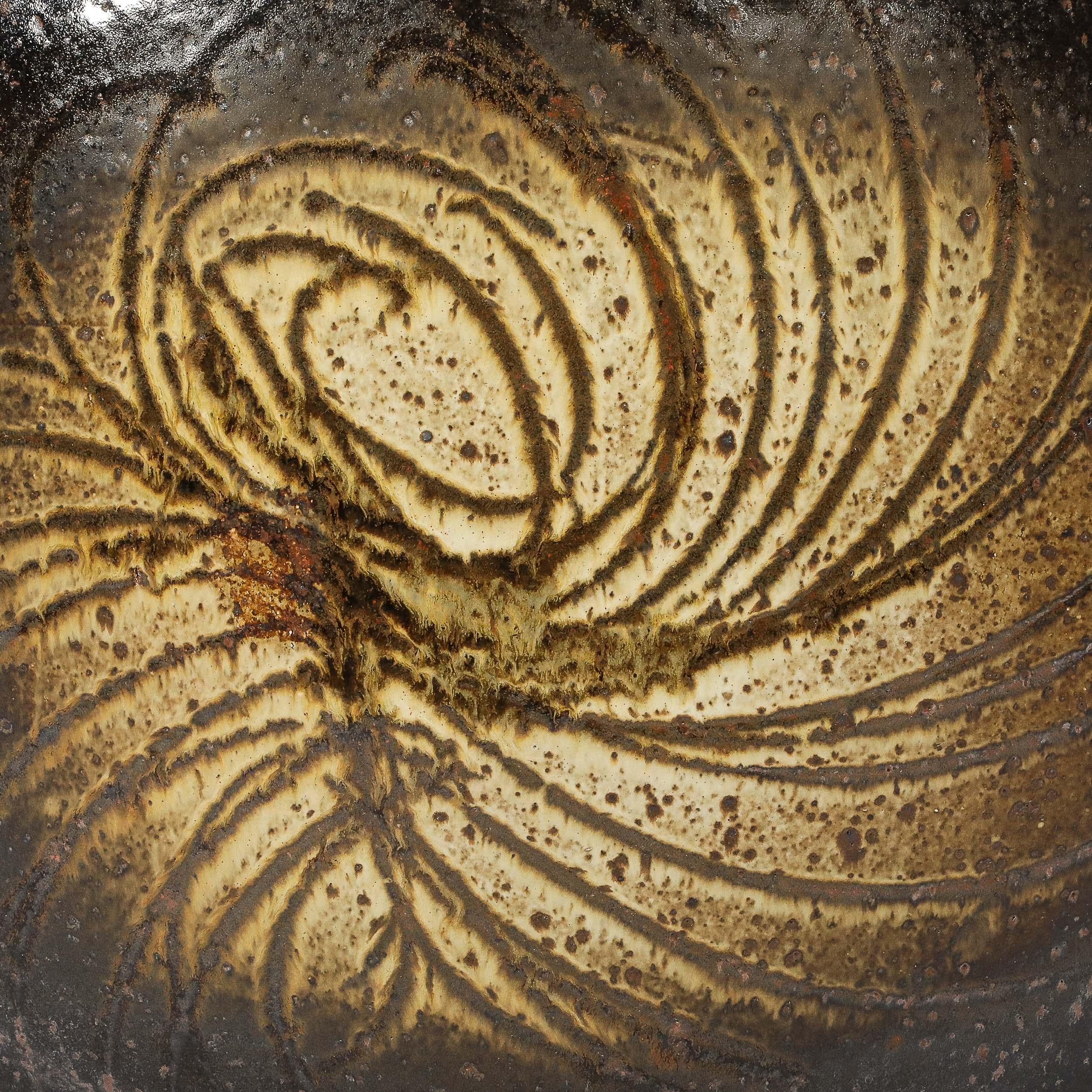 Ce vase en céramique striée d'ambre brûlé, d'une taille puissante et d'une grande beauté matérielle, est signé par Aleph Hammer et provient d'Allemagne, vers 1970. Elle présente un profil ovale vu de face, avec une surface arrondie magnifiquement