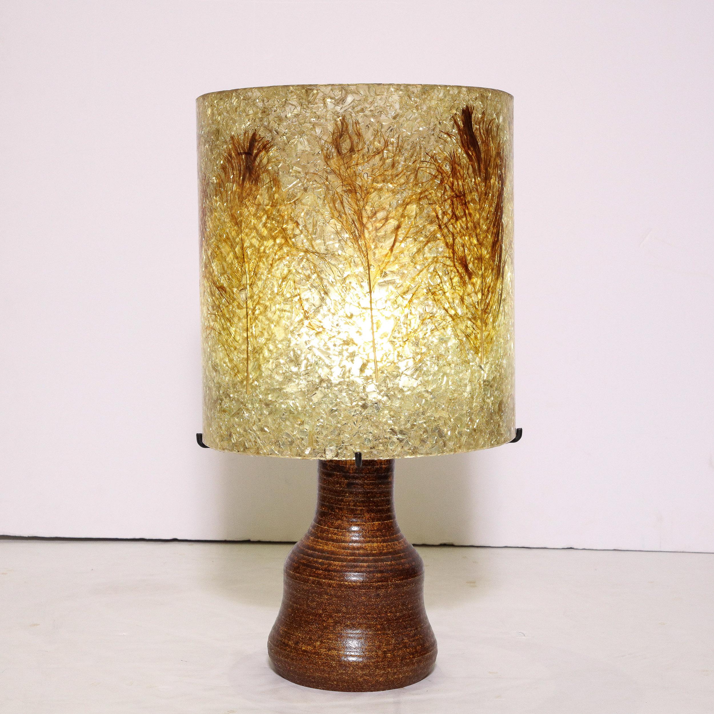 Lampe de table moderniste du milieu du siècle en céramique, oxyde de fer rouge et abat-jour en résine en vente 3