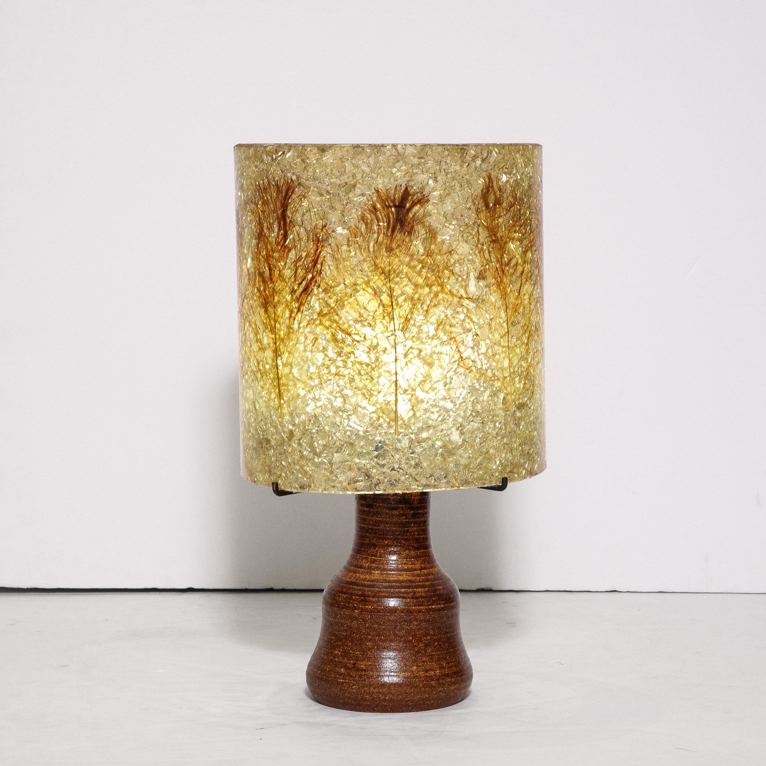 Lampe de table moderniste du milieu du siècle en céramique, oxyde de fer rouge et abat-jour en résine en vente 1