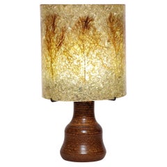 Lampe de table moderniste du milieu du siècle en céramique, oxyde de fer rouge et abat-jour en résine 