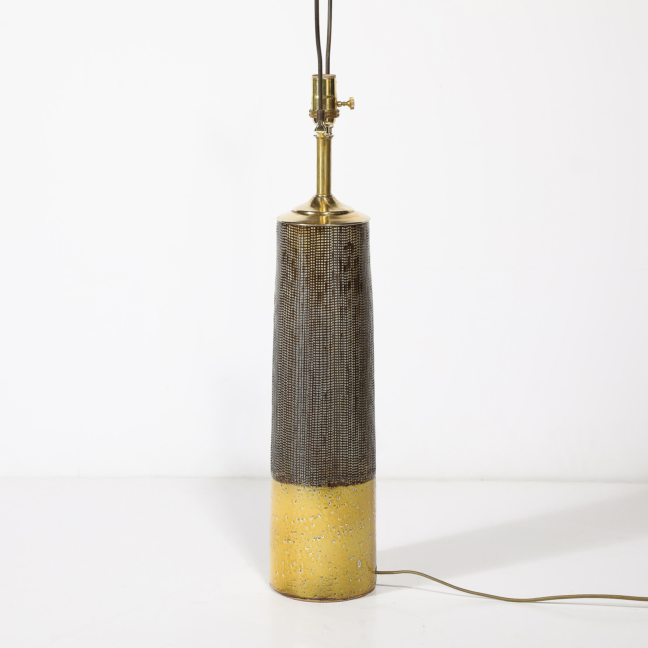 Lampe de table moderniste du milieu du siècle dernier avec glaçure dorée fumée et détails en caoutchouc en vente 7