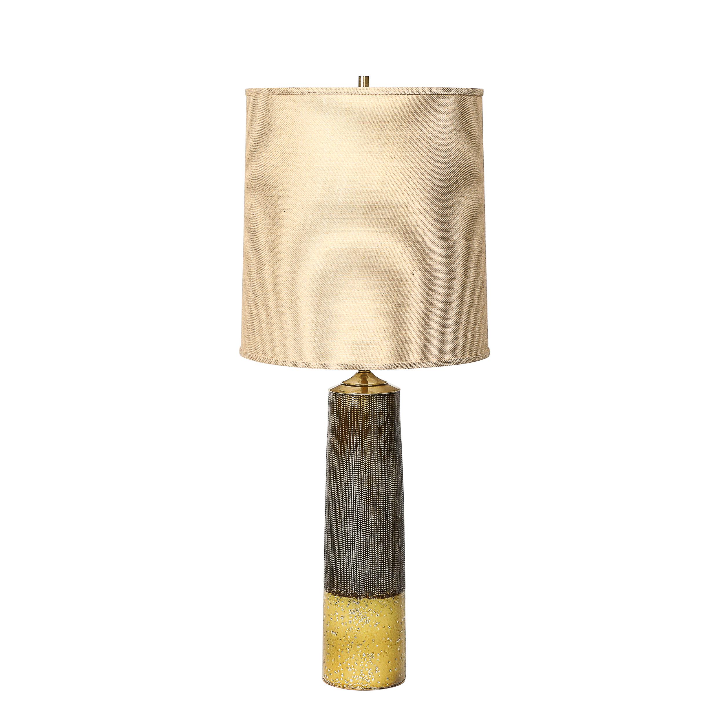 Rehaussez votre décor avec cette étonnante lampe de table en céramique de style moderniste du milieu du siècle, fabriquée en Amérique vers 1960. Cette pièce unique illustre le design innovant et l'esthétique sophistiquée de l'ère moderne du milieu