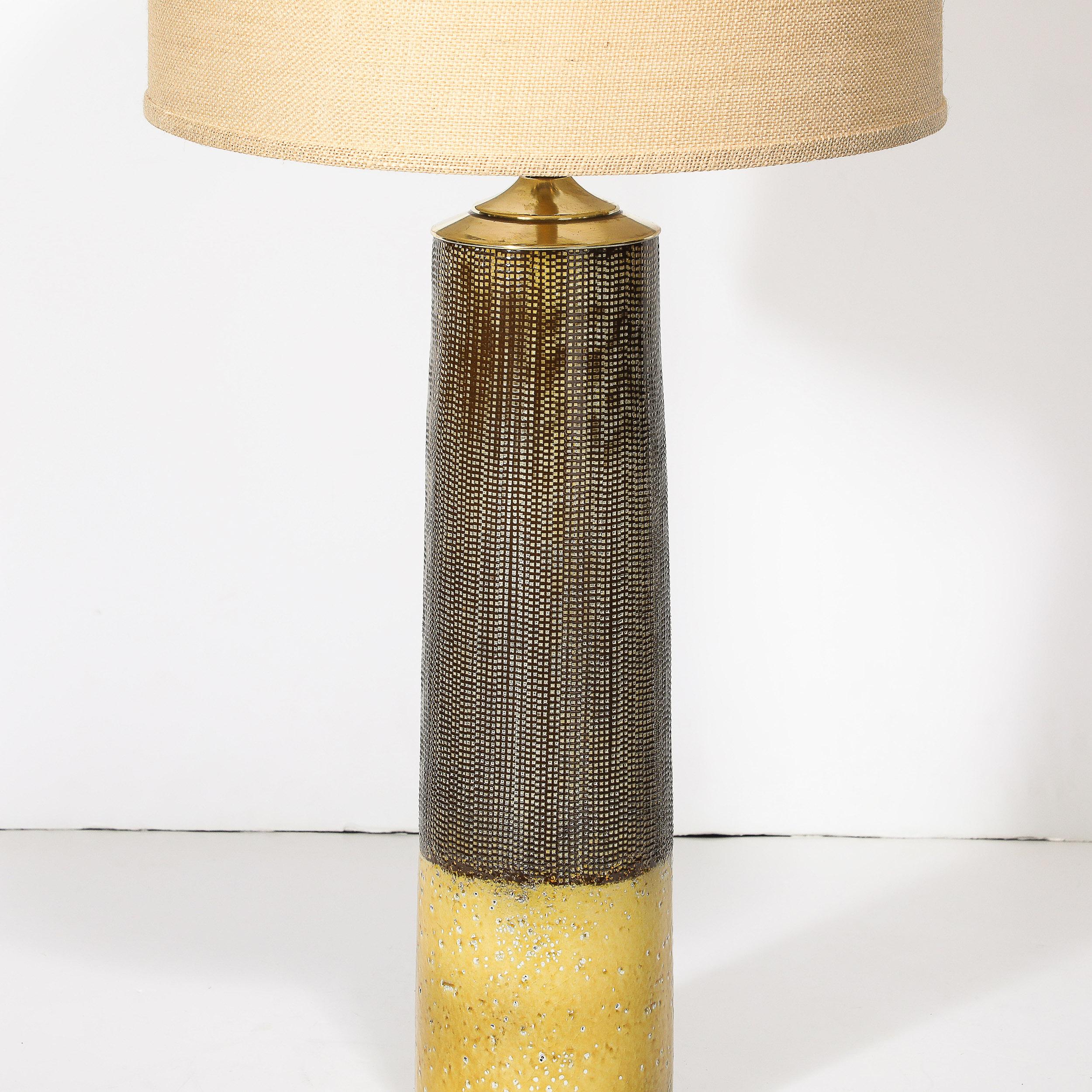 Mid-Century Modern Lampe de table moderniste du milieu du siècle dernier avec glaçure dorée fumée et détails en caoutchouc en vente