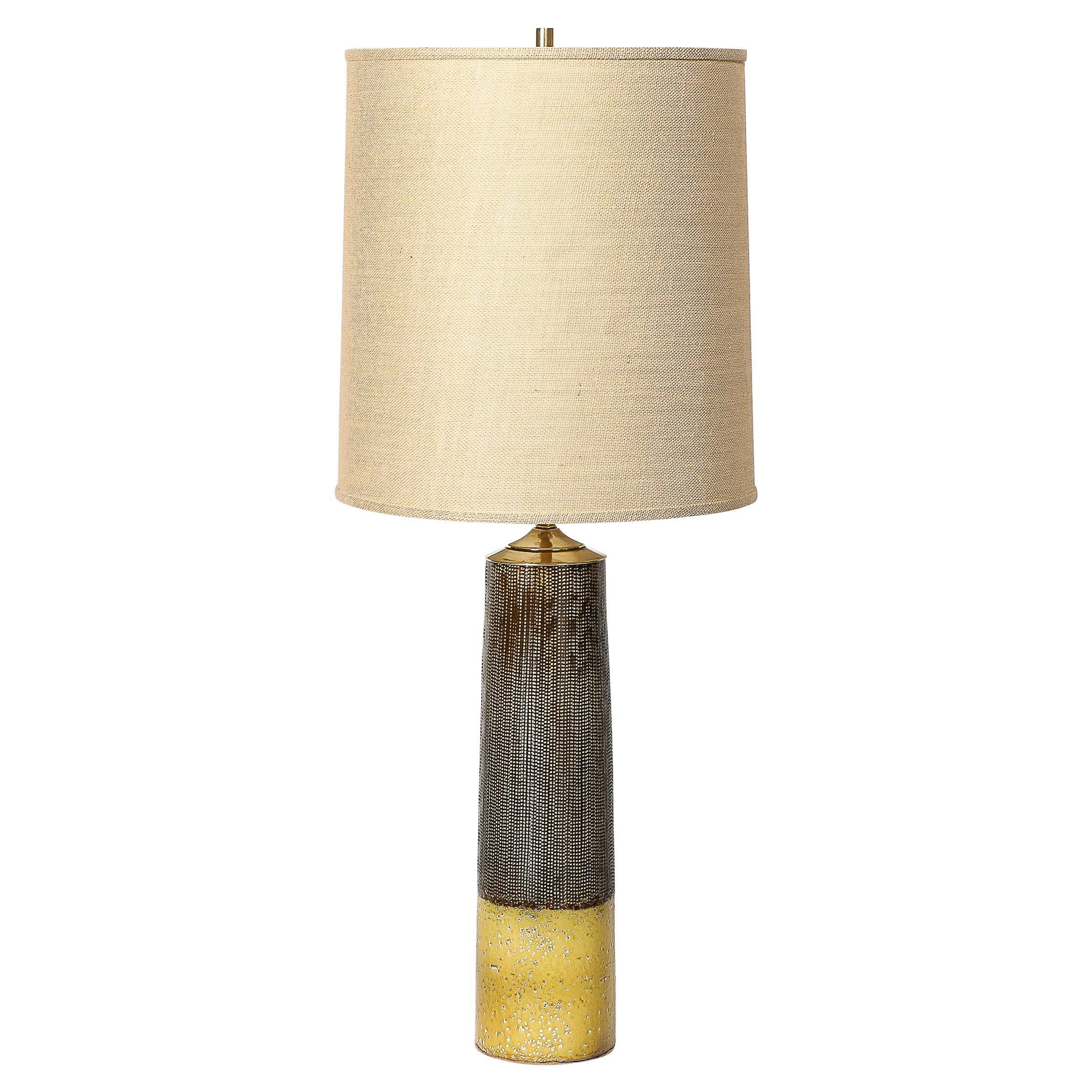 Lampe de table moderniste du milieu du siècle dernier avec glaçure dorée fumée et détails en caoutchouc en vente