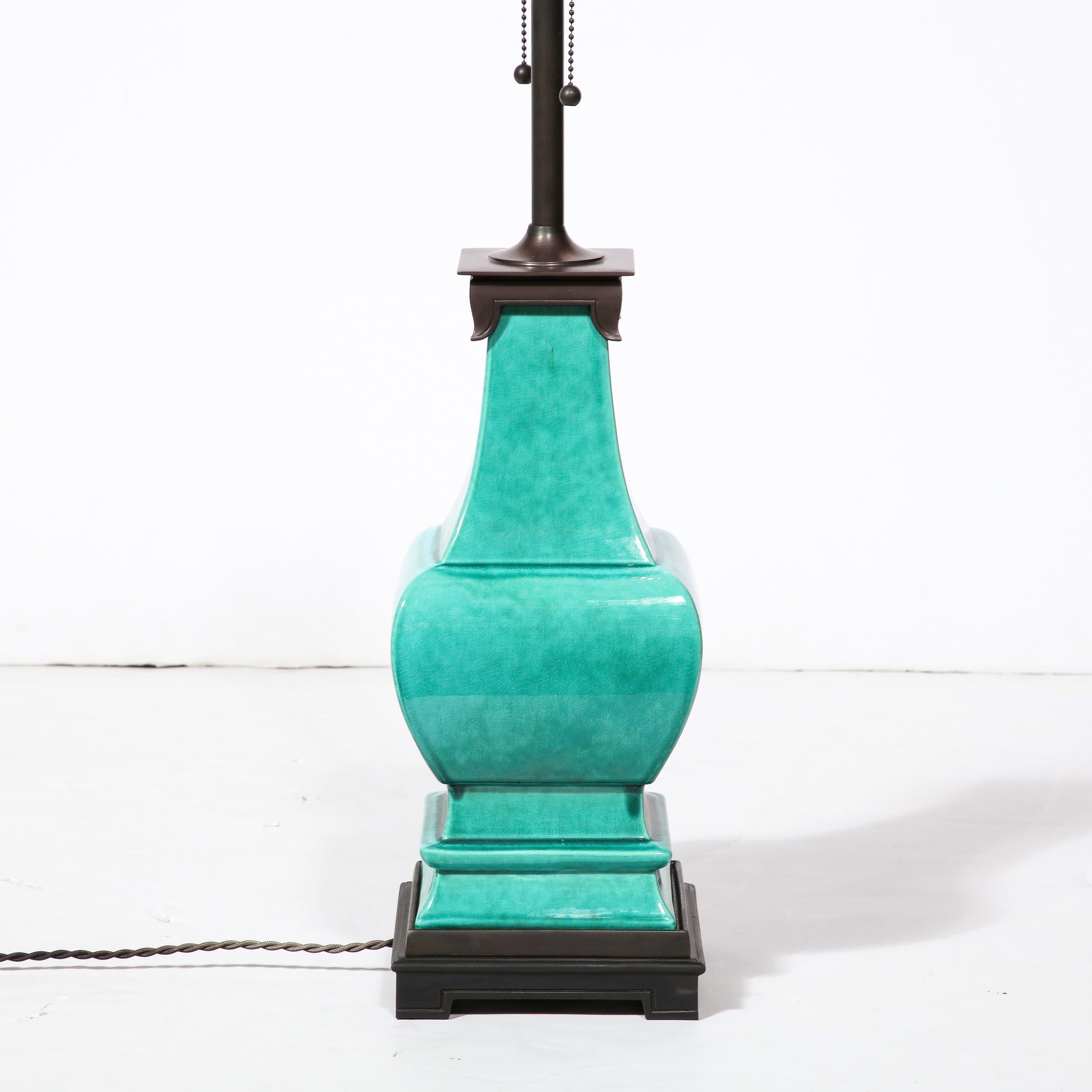 Lampe de table en céramique turquoise et jade du milieu du siècle avec accessoires en bronze en vente 3