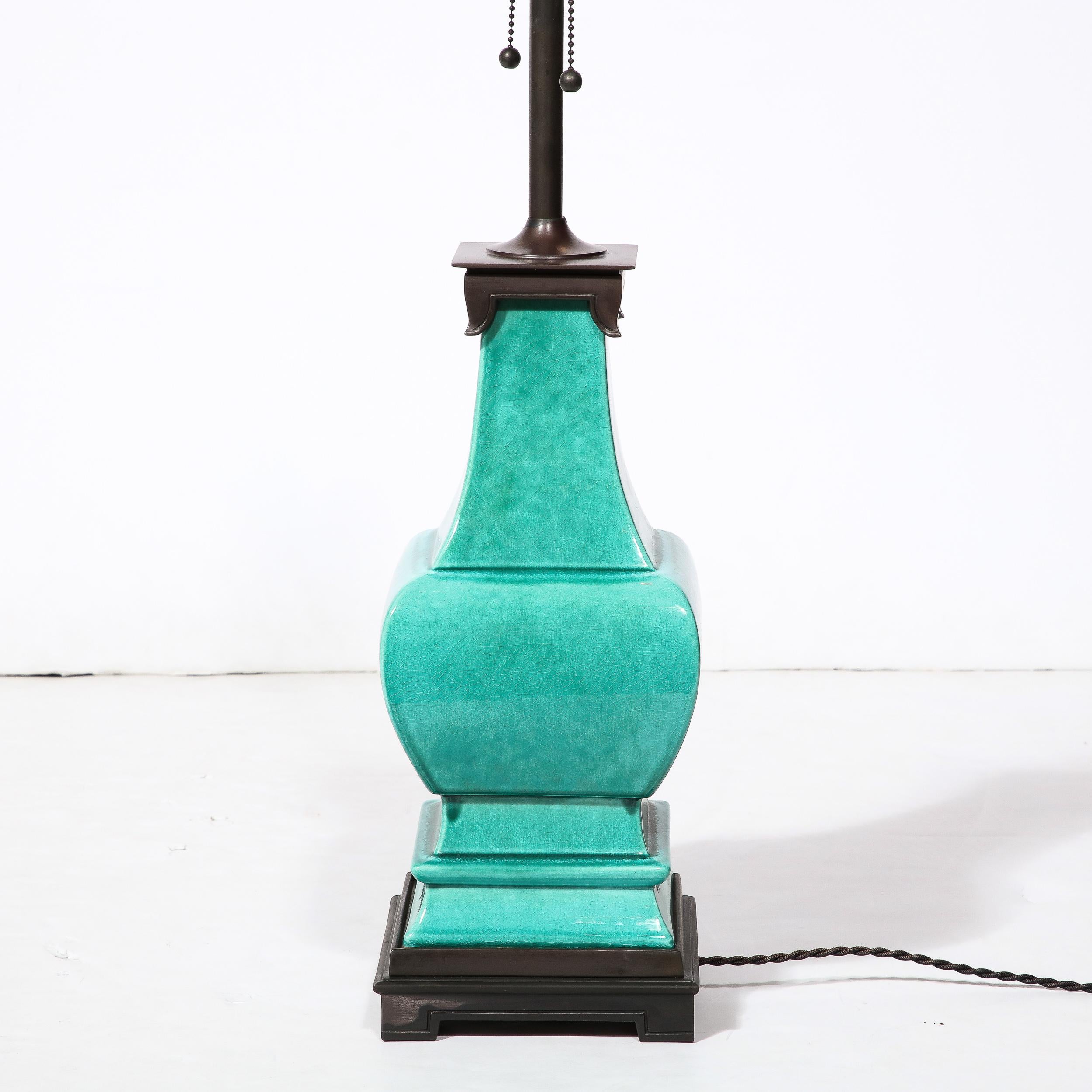 Lampe de table en céramique turquoise et jade du milieu du siècle avec accessoires en bronze en vente 4