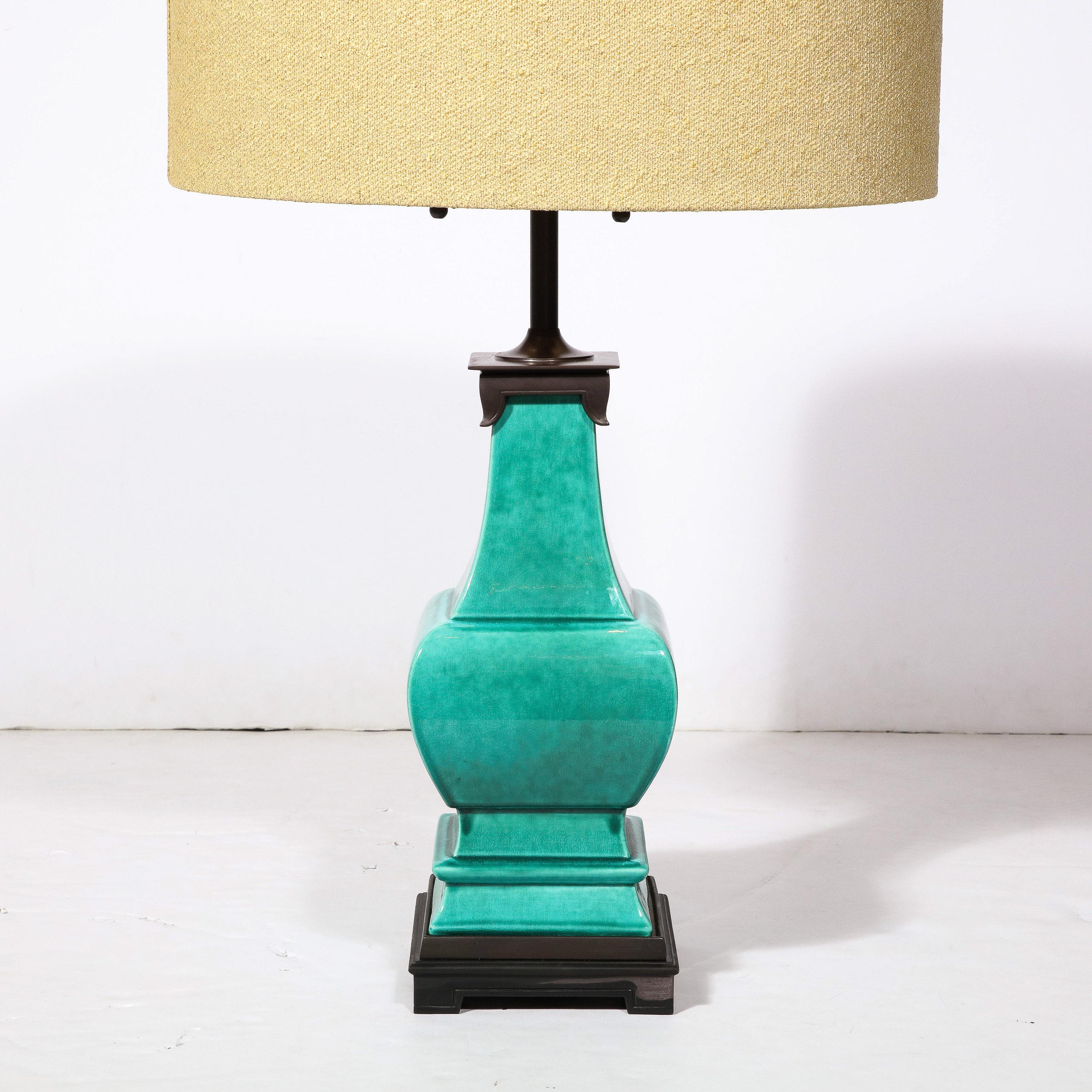 Mid-Century Modern Lampe de table en céramique turquoise et jade du milieu du siècle avec accessoires en bronze en vente