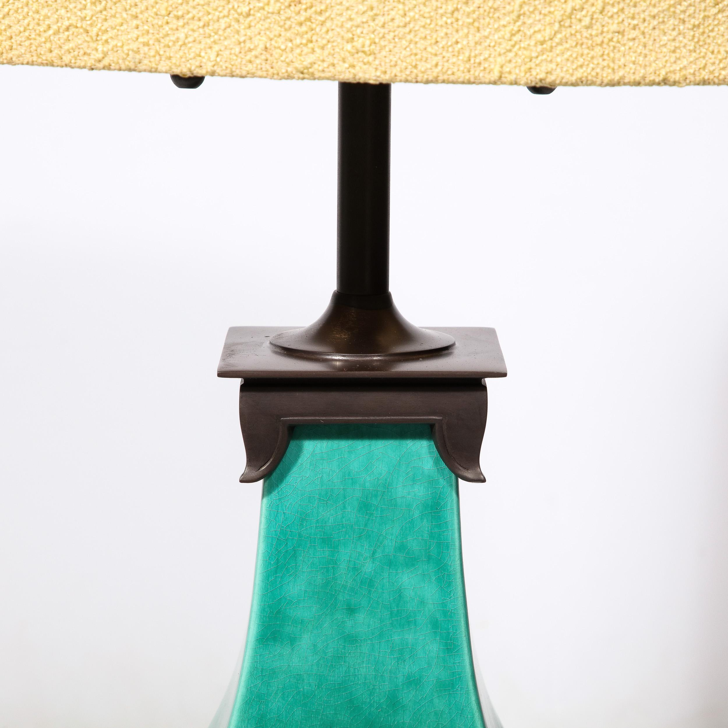 Américain Lampe de table en céramique turquoise et jade du milieu du siècle avec accessoires en bronze en vente