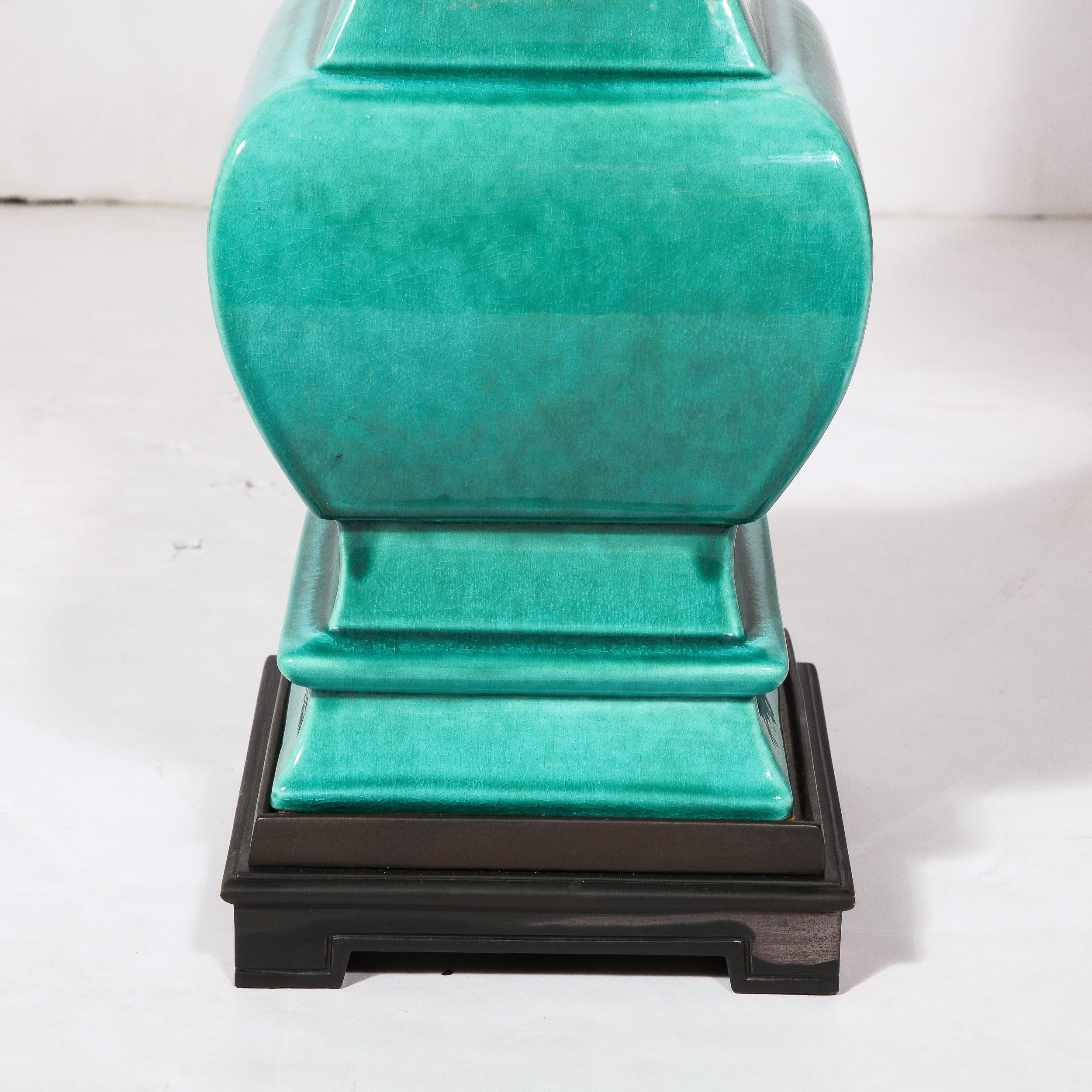 Lampe de table en céramique turquoise et jade du milieu du siècle avec accessoires en bronze Excellent état - En vente à New York, NY