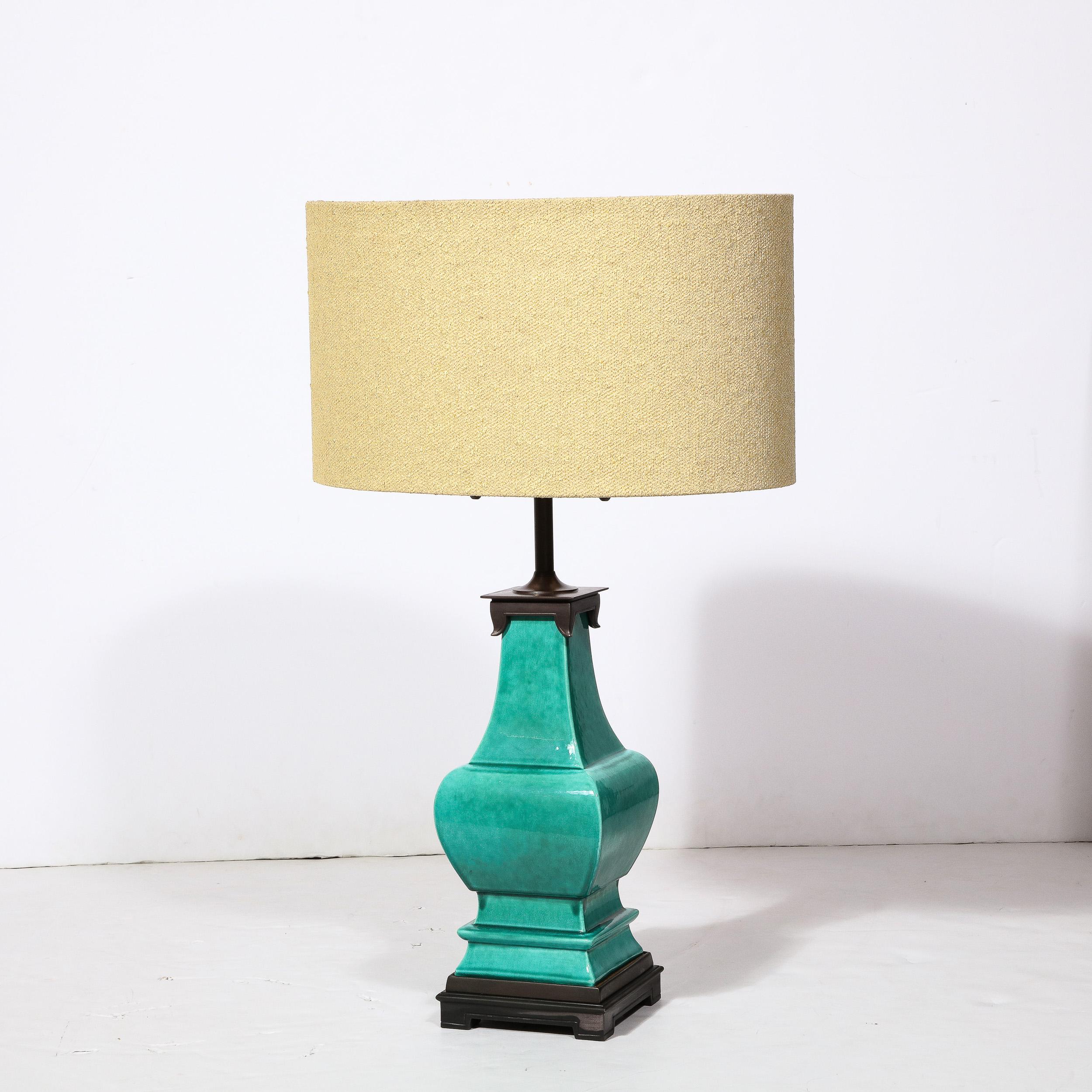 Milieu du XXe siècle Lampe de table en céramique turquoise et jade du milieu du siècle avec accessoires en bronze en vente