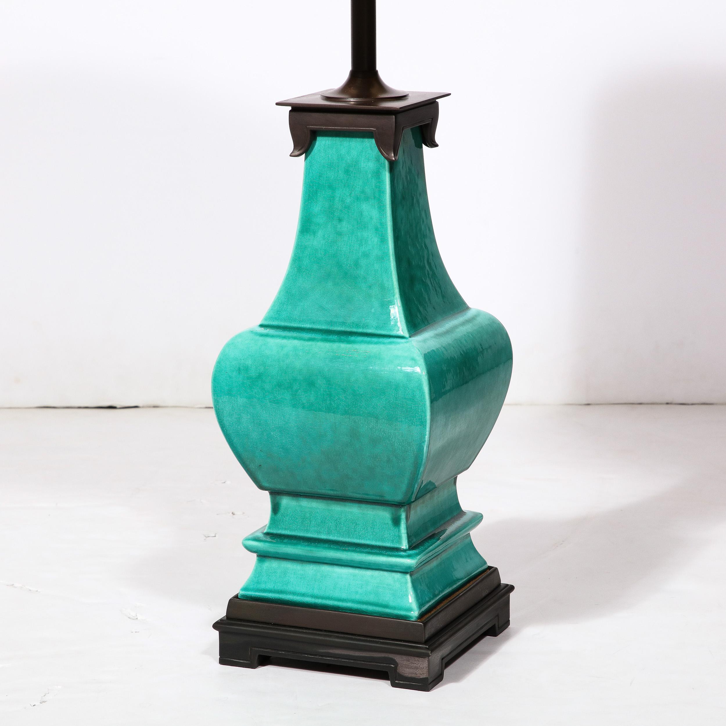 Céramique Lampe de table en céramique turquoise et jade du milieu du siècle avec accessoires en bronze en vente