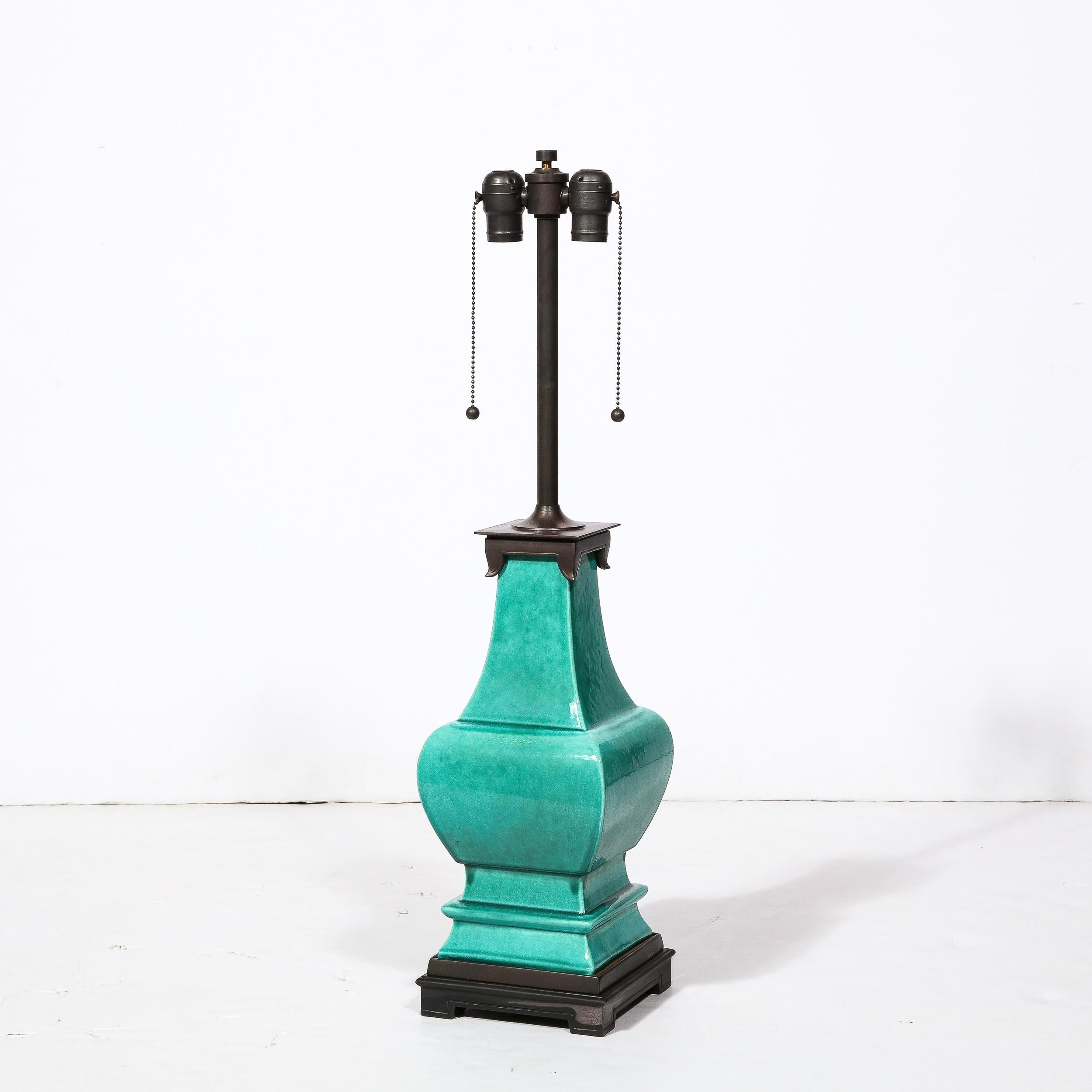 Lampe de table en céramique turquoise et jade du milieu du siècle avec accessoires en bronze en vente 1