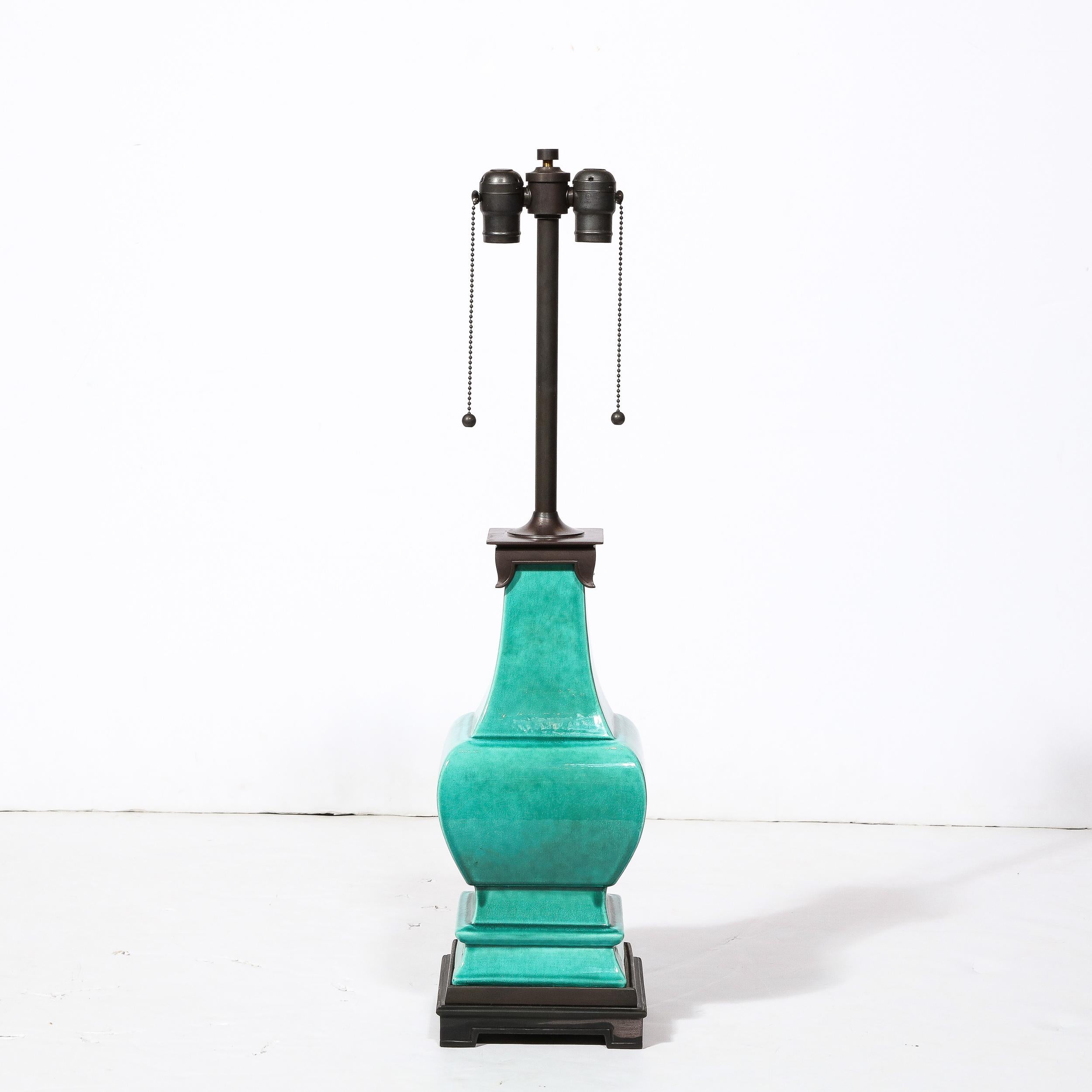 Lampe de table en céramique turquoise et jade du milieu du siècle avec accessoires en bronze en vente 2