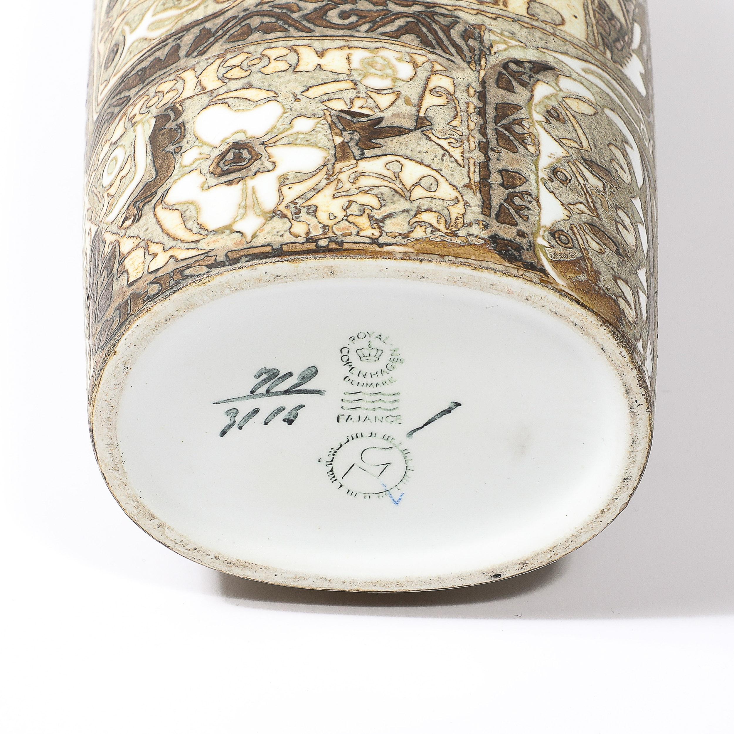 Vaso in ceramica modernista di metà secolo di Johanne Gerber per Royal Copenhagen in vendita 6