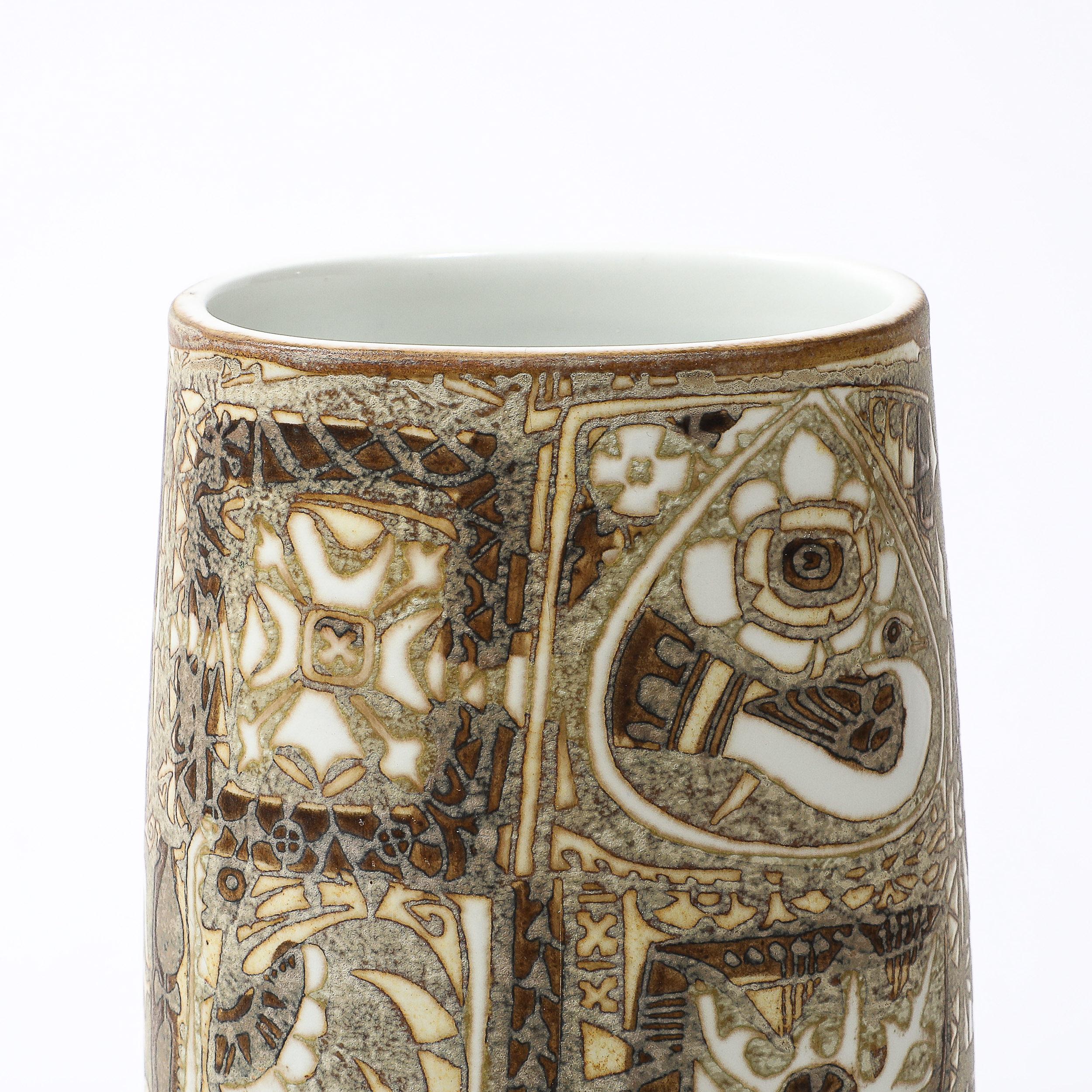 Questo vaso in ceramica modernista di metà secolo di Johanne Gerber per Royal Copenhagen, ben dettagliato e ben formato, proviene dalla Danimarca, circa 1960. Presenta una forma arrotondata e ben proporzionata in ceramica con splendidi dettagli