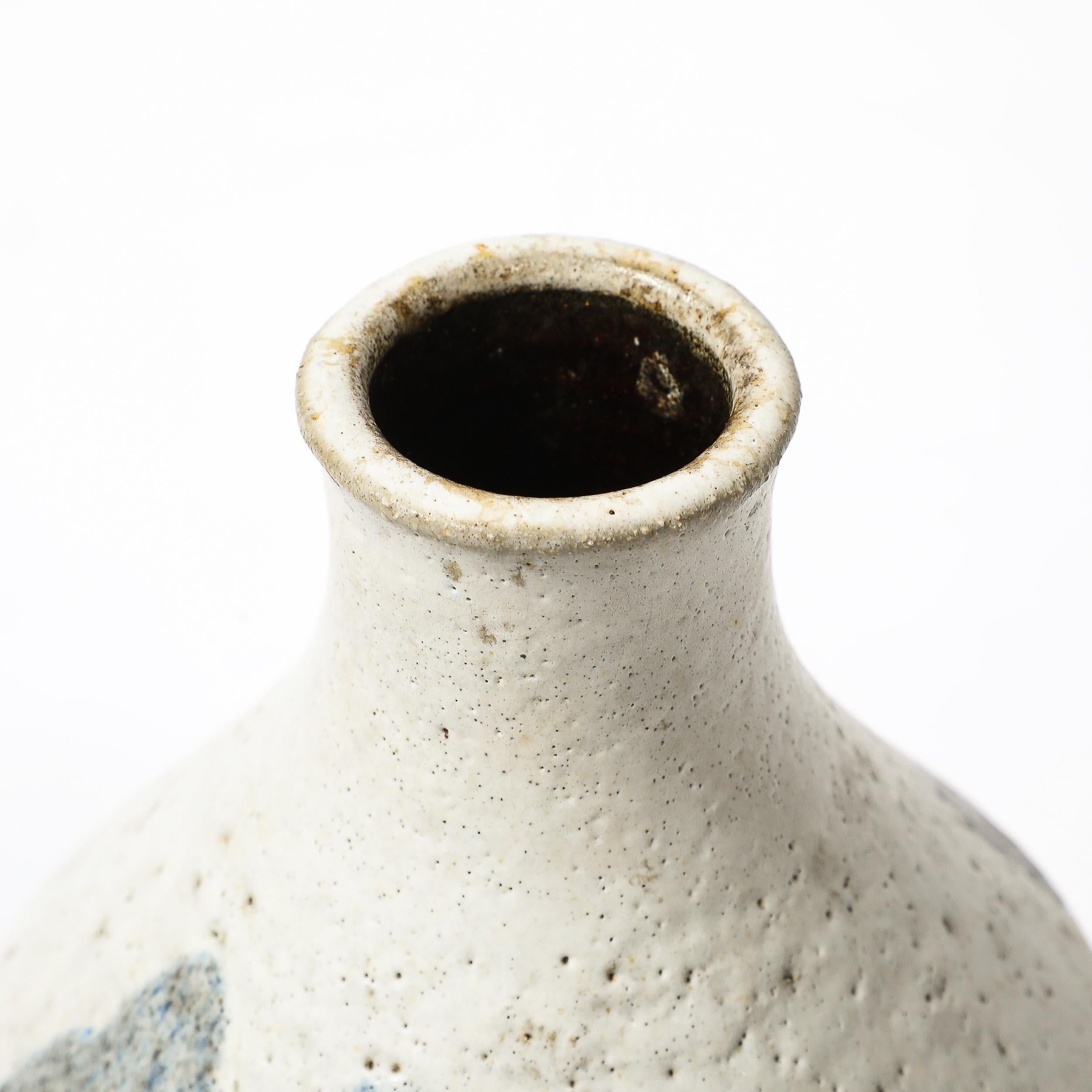 Jarrón de cerámica modernista de mediados de siglo en gris claro con detalles de goteo en azul apagado en venta 4