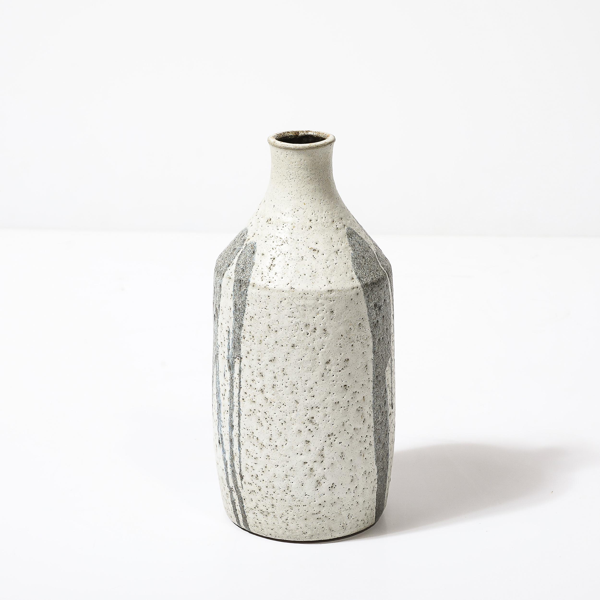Jarrón de cerámica modernista de mediados de siglo en gris claro con detalles de goteo en azul apagado Estadounidense en venta