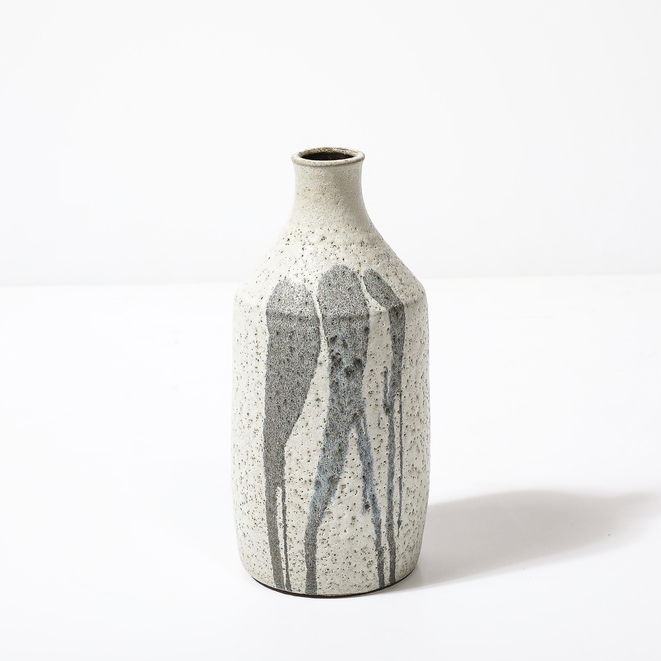 Jarrón de cerámica modernista de mediados de siglo en gris claro con detalles de goteo en azul apagado mediados del siglo XX en venta