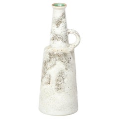 Vase en céramique moderniste du milieu du siècle dernier à glaçure noire et blanche mouchetée avec poignée