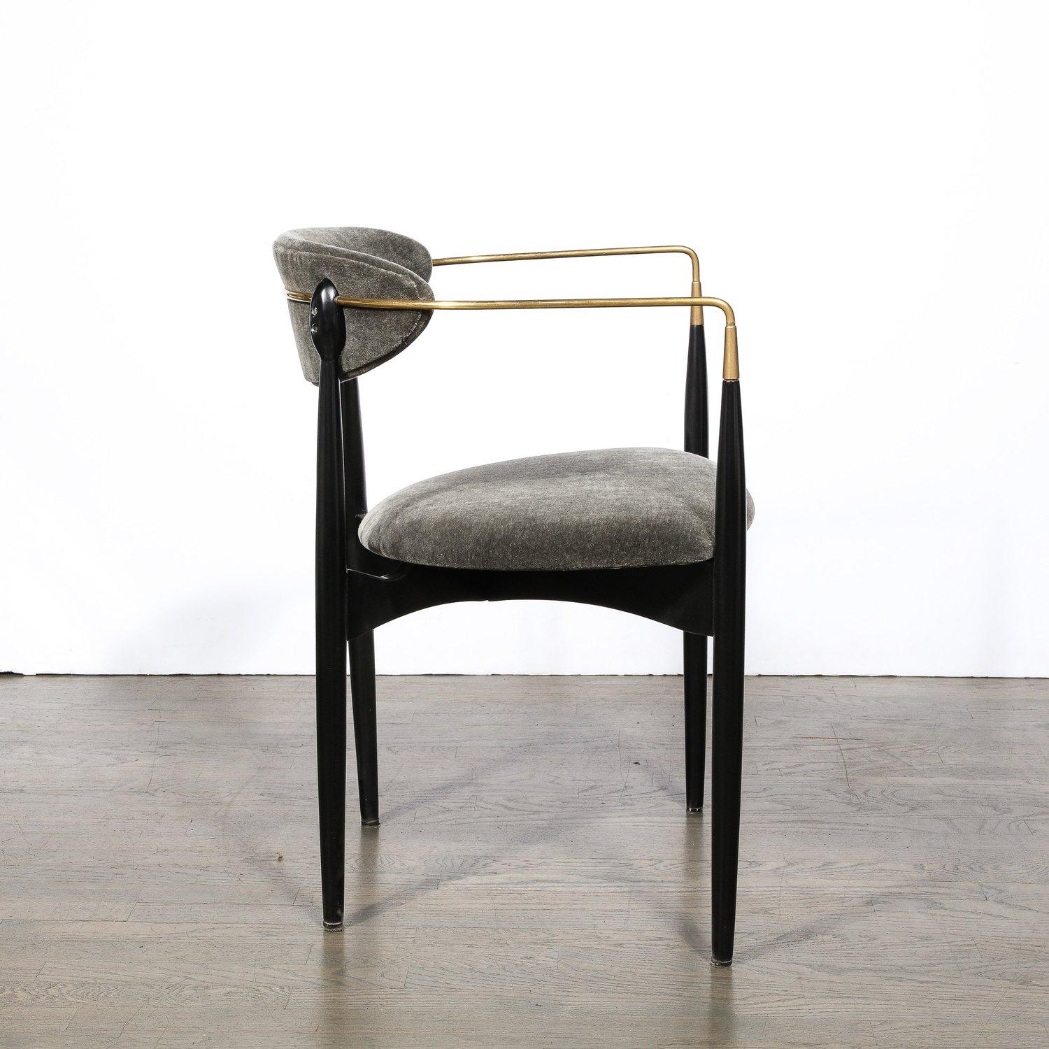 Sedia modernista di metà secolo in noce con braccioli in ottone di Kofod-Larsen in vendita 3
