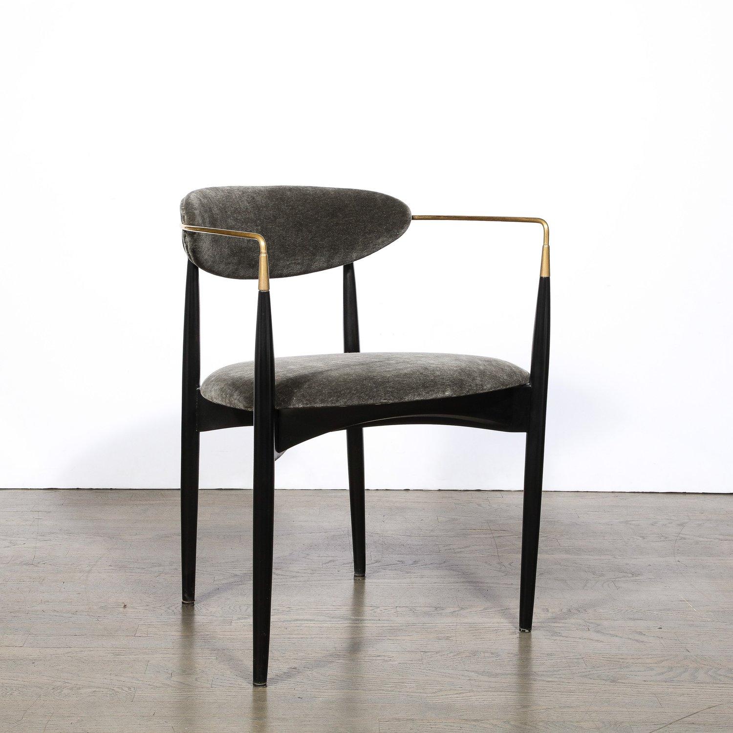 Sedia modernista di metà secolo in noce con braccioli in ottone di Kofod-Larsen in vendita 4