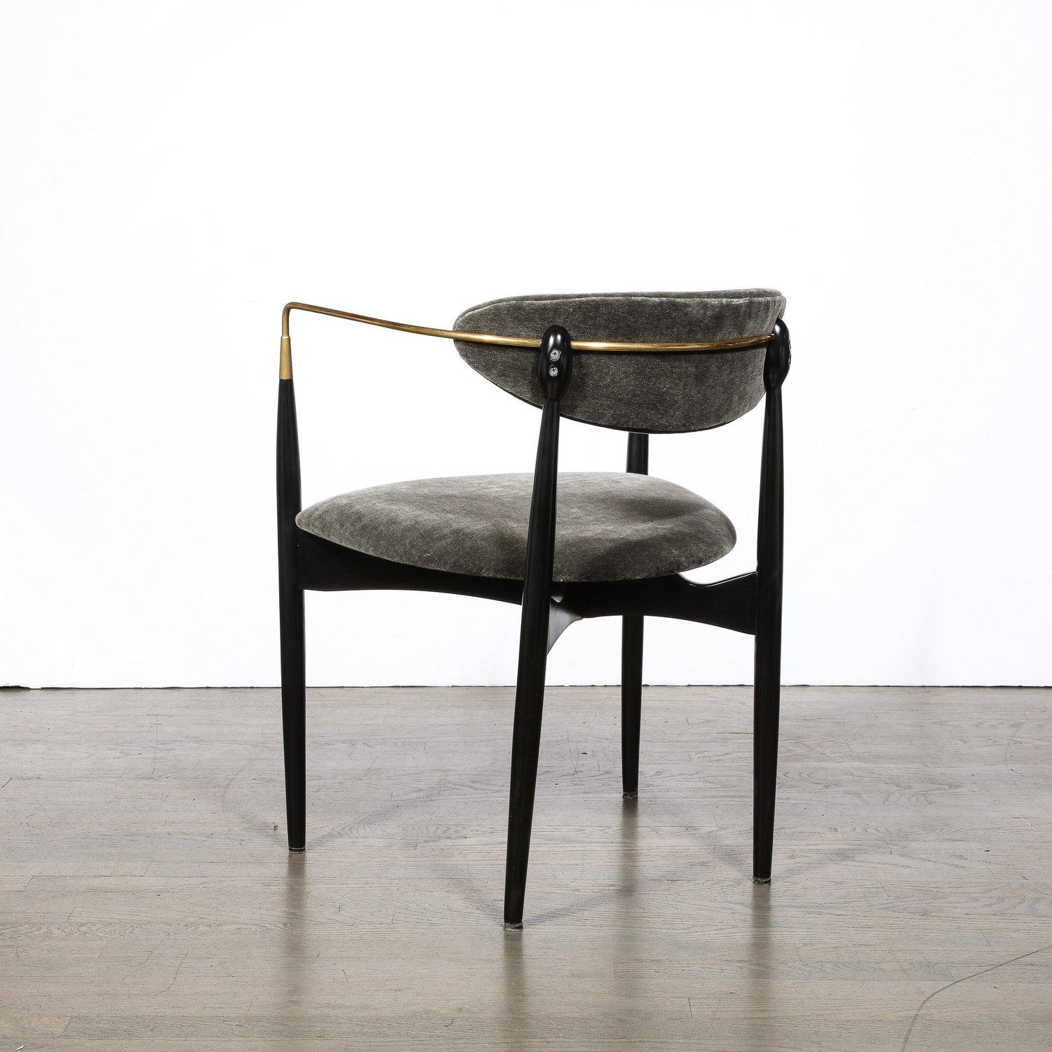 Ottone Sedia modernista di metà secolo in noce con braccioli in ottone di Kofod-Larsen in vendita