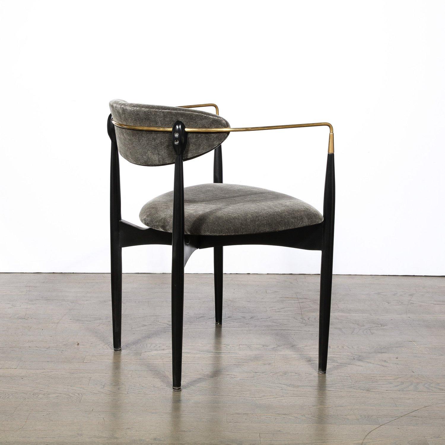 Sedia modernista di metà secolo in noce con braccioli in ottone di Kofod-Larsen in vendita 2