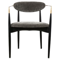 Silla modernista de mediados de siglo en nogal con brazos de latón by Kofod-Larsen