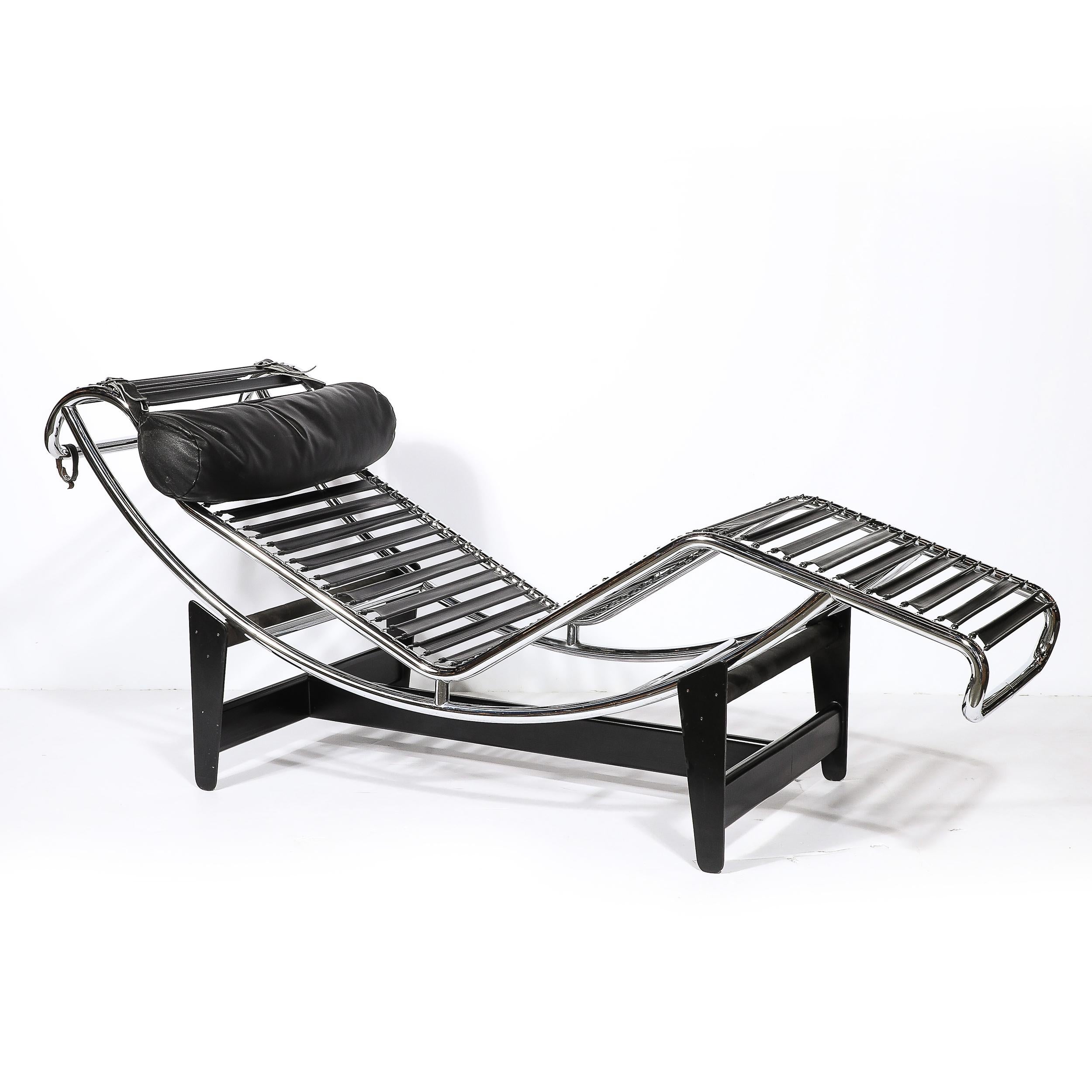 Rehaussez votre intérieur avec l'emblématique chaise longue moderniste du milieu du siècle, modèle LC/4 5559, conçue par Le Corbusier pour Cassina. Fabriquée en Italie vers 1980, cette pièce est un exemple étonnant du design moderne du milieu du