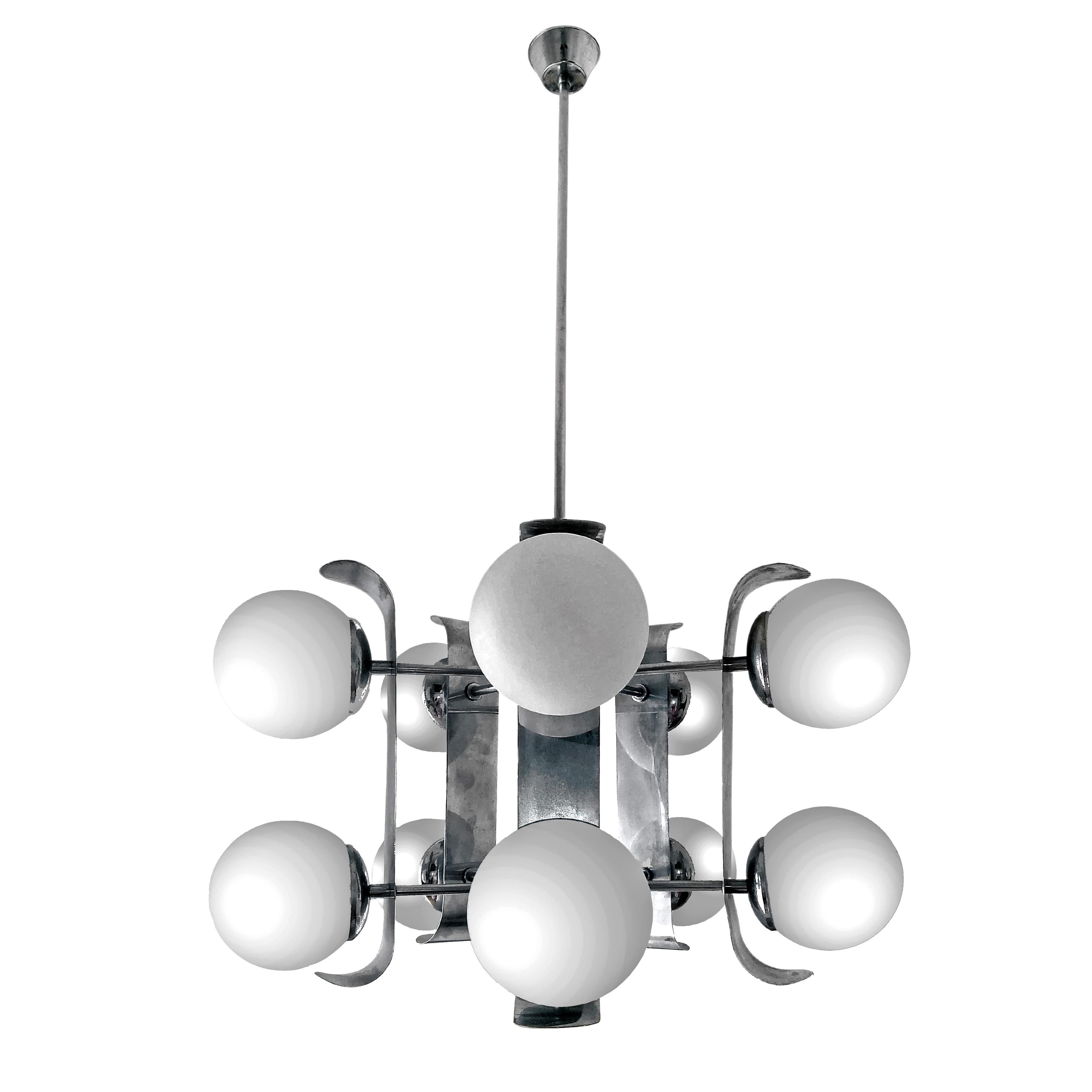 Lampadario atomico Space Age Sputnik della metà del secolo scorso in cromo con globi di vetro opalino smerigliato
Dimensioni
Altezza: 110 cm (43,31 pollici)
Diametro: 60 cm (23,63 pollici)
10 lampadine E-14
Buone condizioni di lavoro 
È