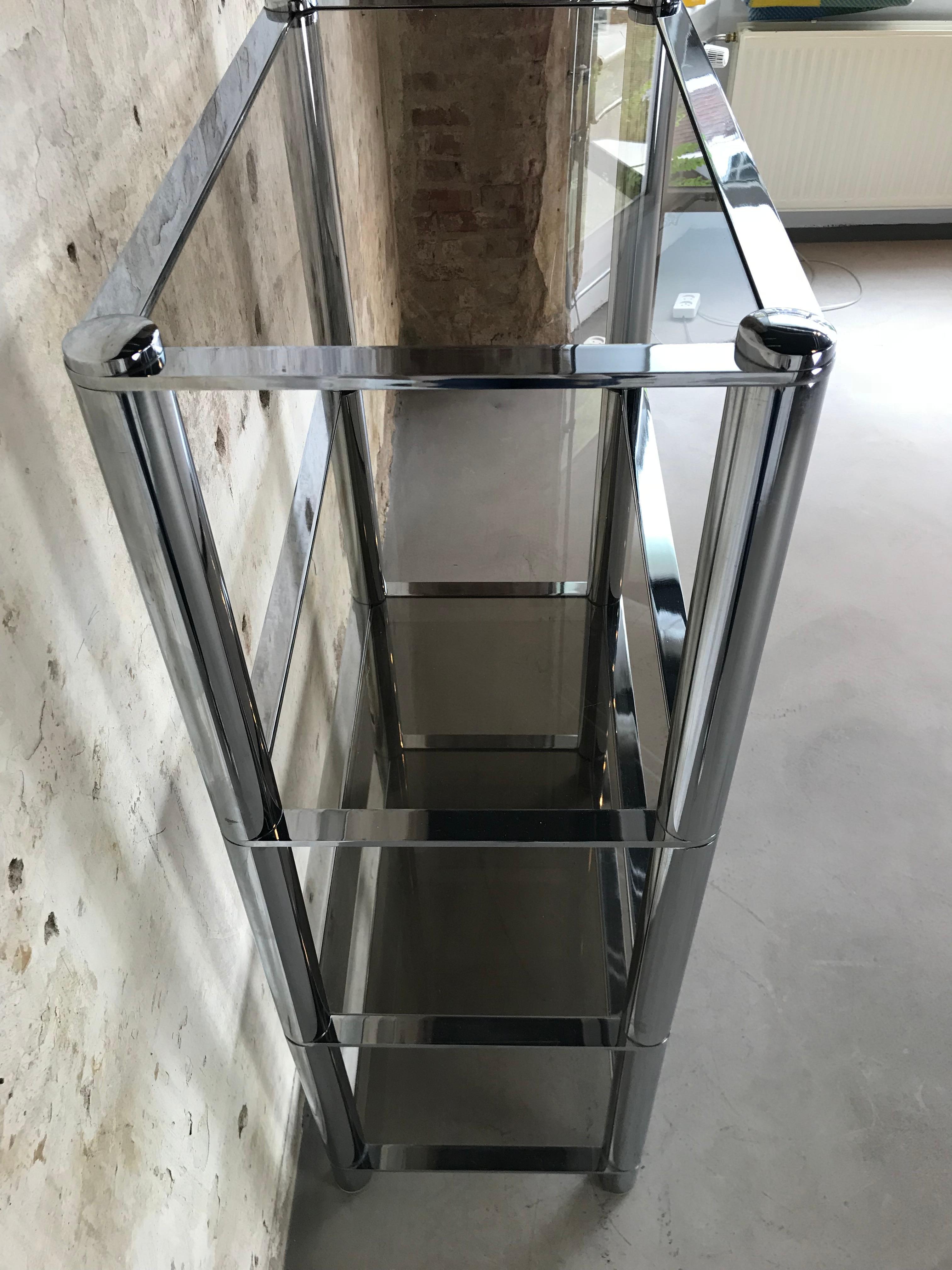 Mid-Century Modernist Chrome Tubular Étagère with Smoked Glass Shelves, 1970s In Excellent Condition For Sale In Enschede, NL