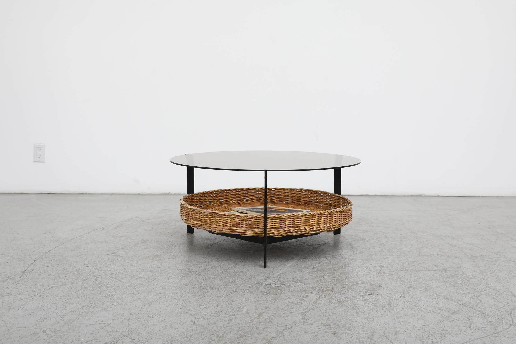 Mid-Century Modern Table basse moderniste du milieu du siècle dernier avec plateau en verre fumé et panier en rotin en vente
