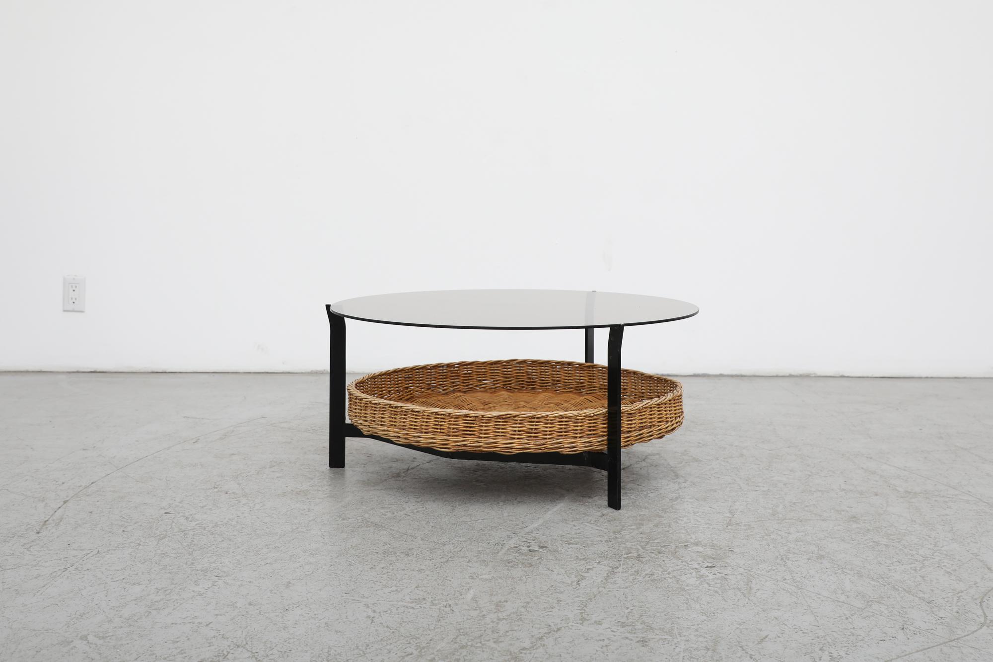 Émaillé Table basse moderniste du milieu du siècle dernier avec plateau en verre fumé et panier en rotin en vente
