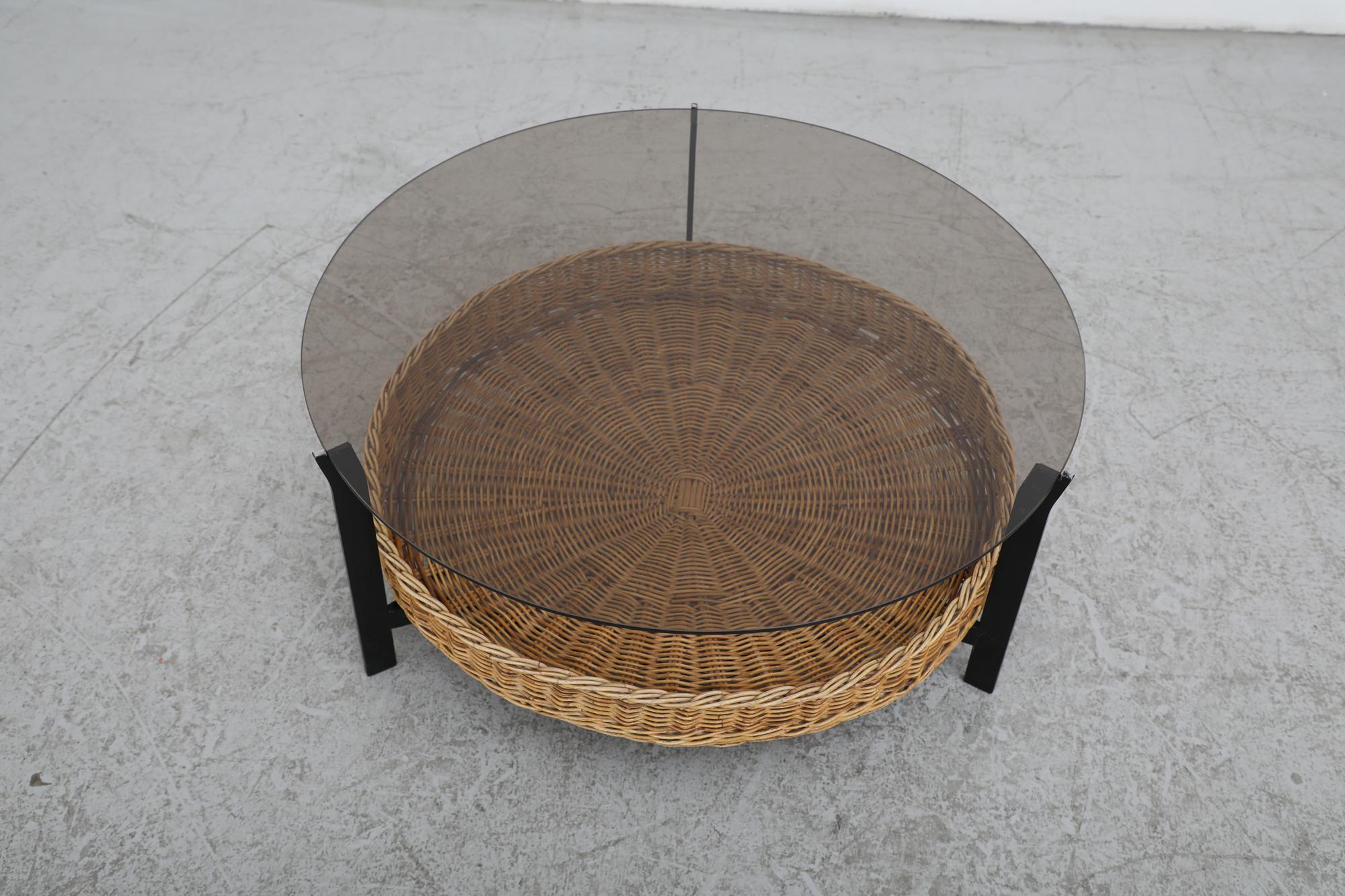Métal Table basse moderniste du milieu du siècle dernier avec plateau en verre fumé et panier en rotin en vente