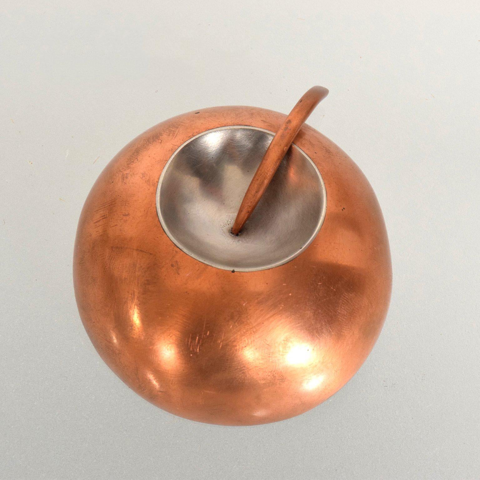 For your consideration a beautiful modernist pin, made of copper and stainless steel.

Unmarked. 

Measures: 1" D x 2 7/8" in diameter.

